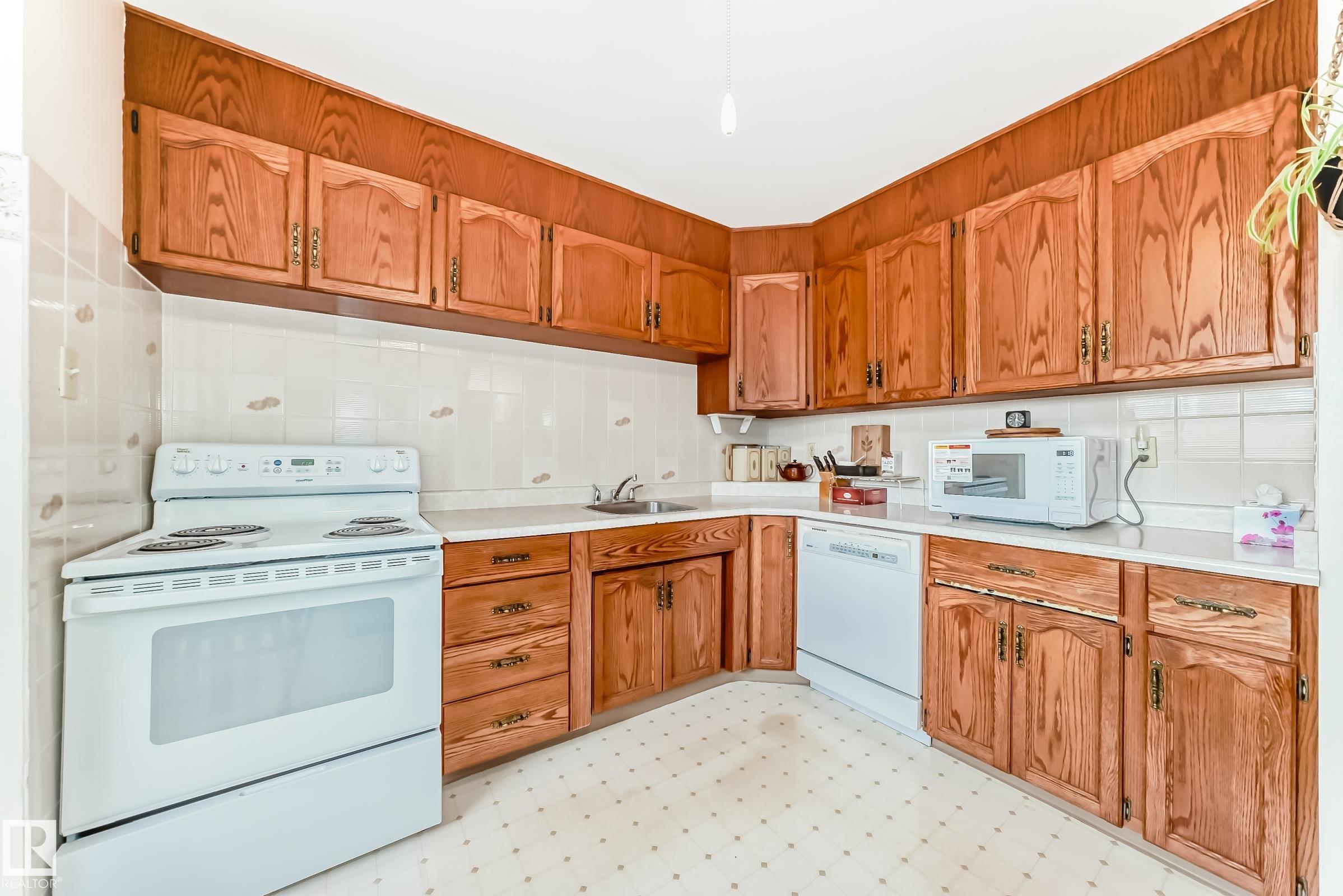 Photo 8 at 16331 109 Avenue NW, Mayfield, Edmonton