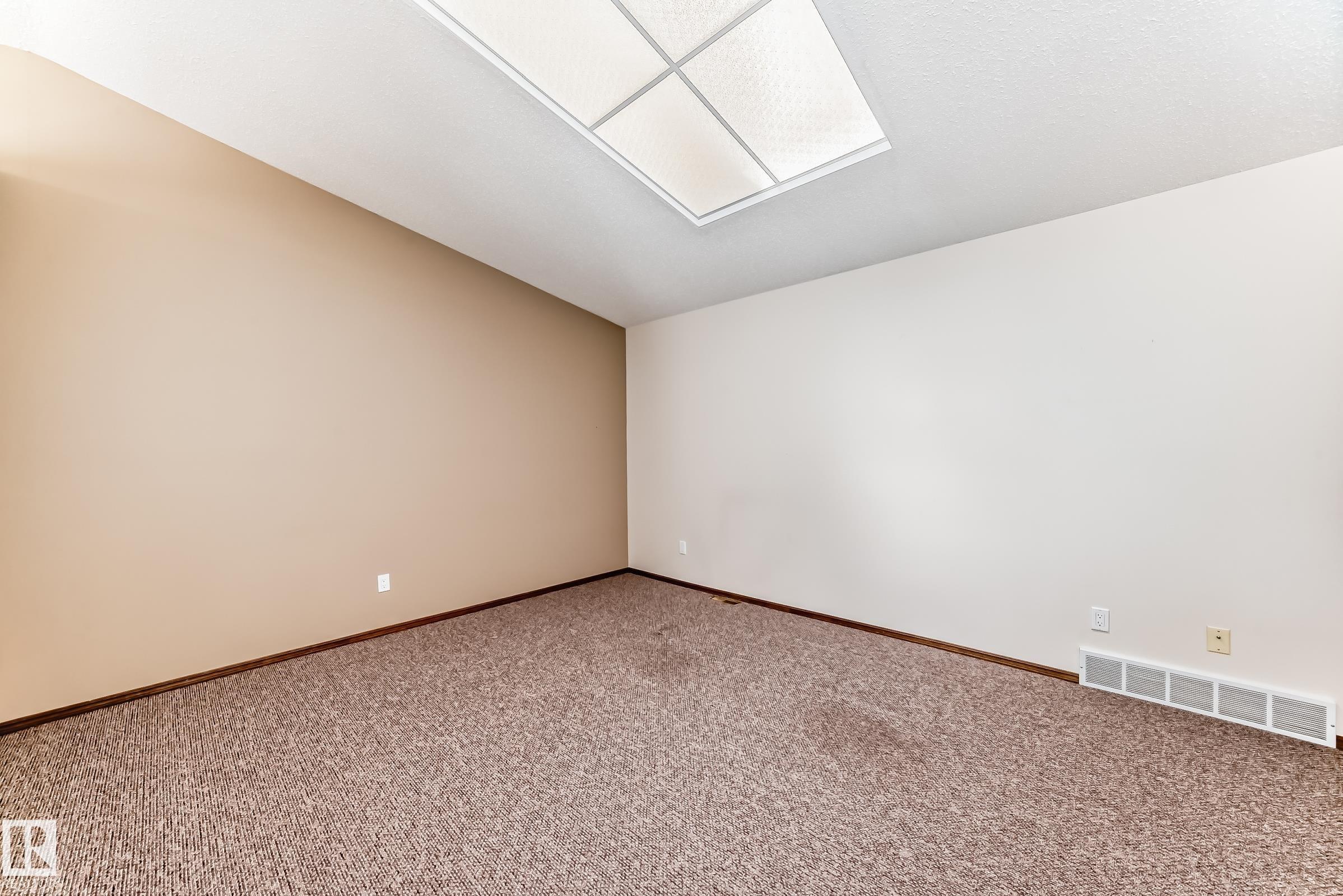 https://zimg.paragon.ice.com/ParagonImages/Property/PM/RAE/225402309/12/0/0/9bc50df3d485ee12ff8e719e82081788/1/40b1fc5436553ca230b63c37befbdca1/225402309-872e149a-93d0-4841-be71-3c83c072810f.JPG