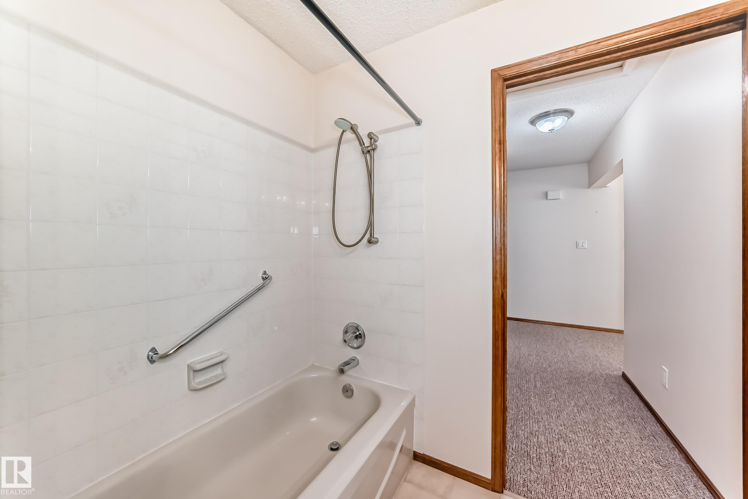 https://zimg.paragon.ice.com/ParagonImages/Property/PM/RAE/225402309/27/0/0/4131289edd1baf7d296491a1d5cc81d6/1/40b1fc5436553ca230b63c37befbdca1/225402309-dfc1c323-2c49-491a-9098-f76bfc2a0aca.JPG