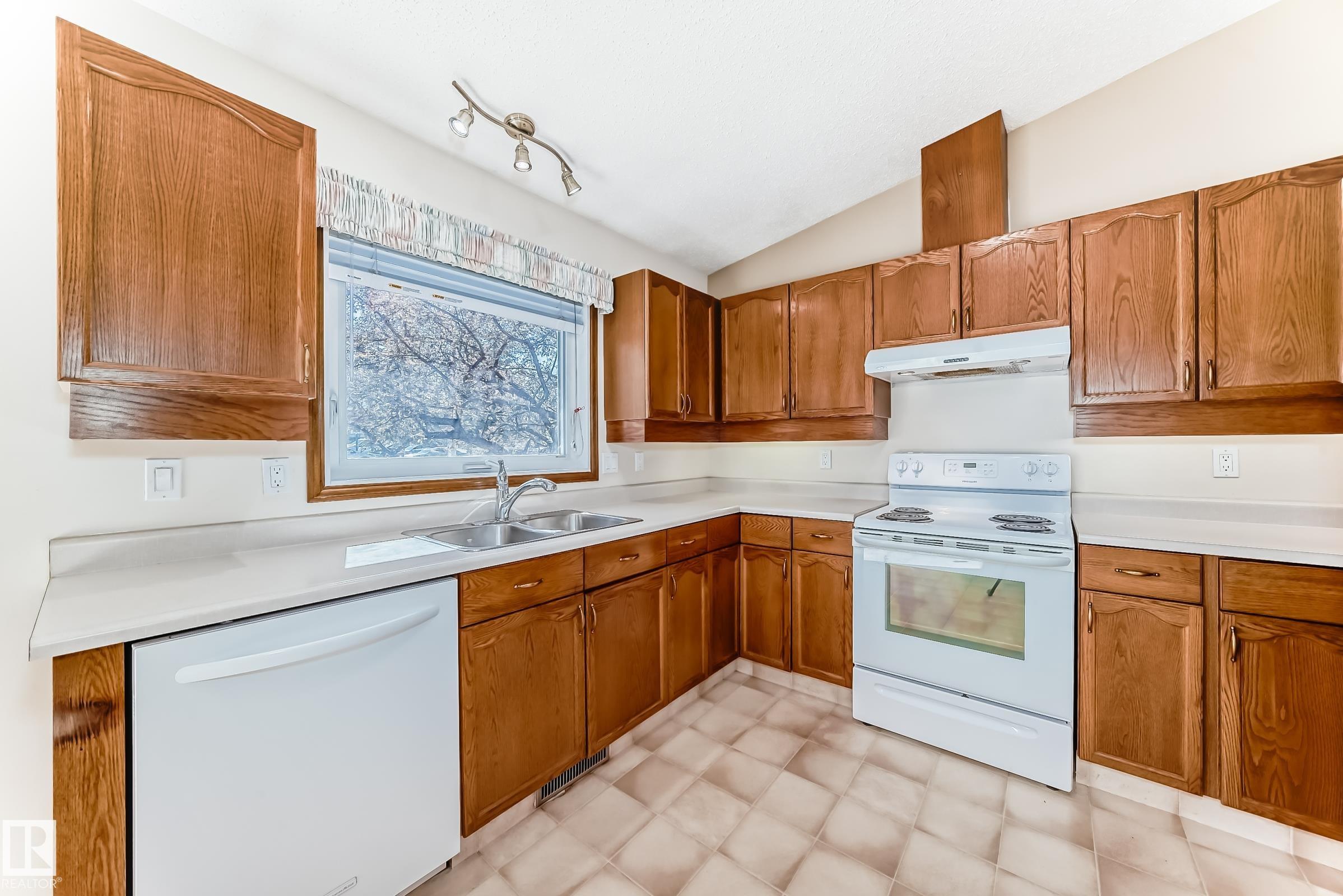 https://zimg.paragon.ice.com/ParagonImages/Property/PM/RAE/225402309/6/0/0/09e12ef55b11d12a2df69c78f23fde8f/1/40b1fc5436553ca230b63c37befbdca1/225402309-65738e21-d8de-4313-b973-2ea2e51af06c.JPG