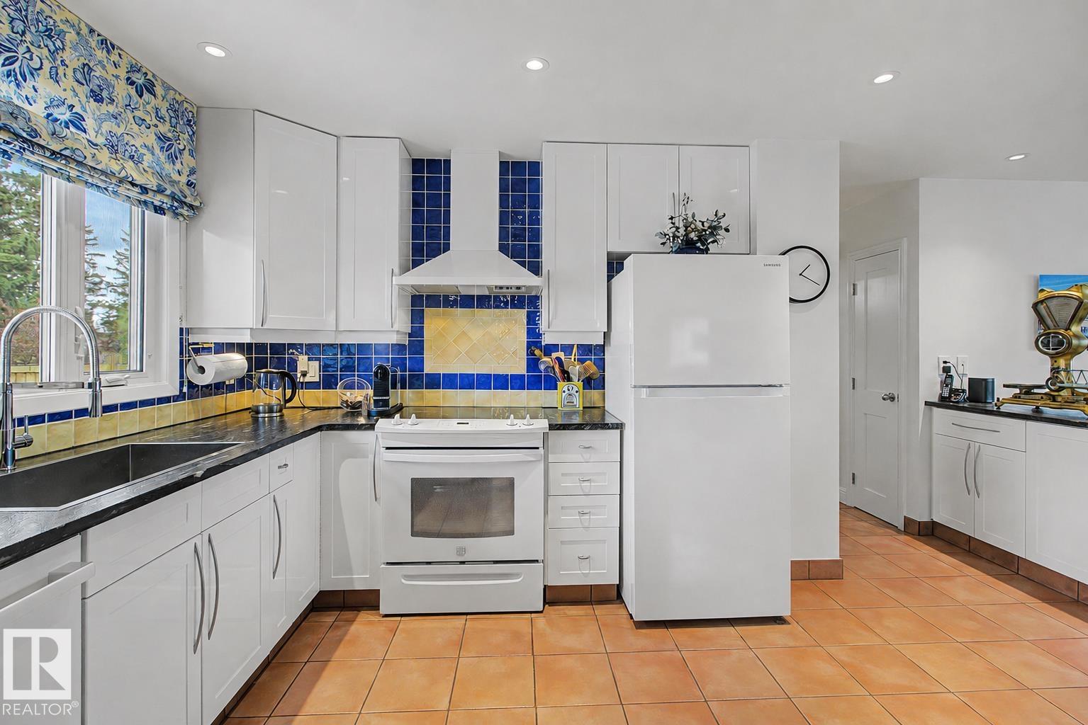 https://zimg.paragon.ice.com/ParagonImages/Property/PM/RAE/225402361/15/0/0/0e2a4afed271d0d8d08472b7b6ef1af1/1/90b37f1af366462ca6e4ddd083aa8f36/225402361-2d6de636-a8b0-417a-a247-68b3c4d2de03.JPG