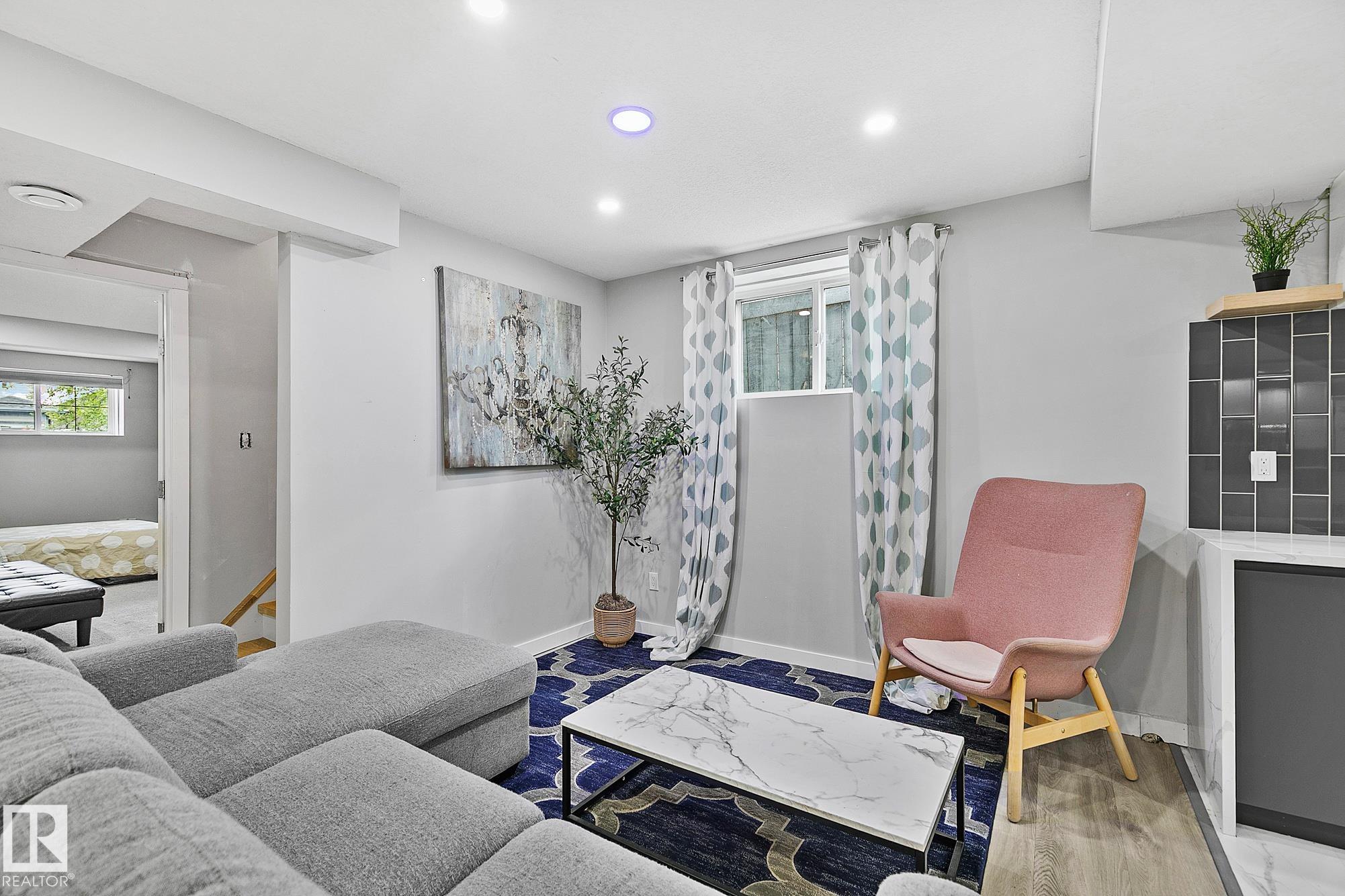 https://zimg.paragon.ice.com/ParagonImages/Property/PM/RAE/225402369/30/0/0/f676d52bd638a541fbea874579c063a8/1/1c9eb4c7027f8e154e86e3f5b7abcfb7/225402369-00e4704f-1933-4669-8a00-9de15a94fdcc.JPG