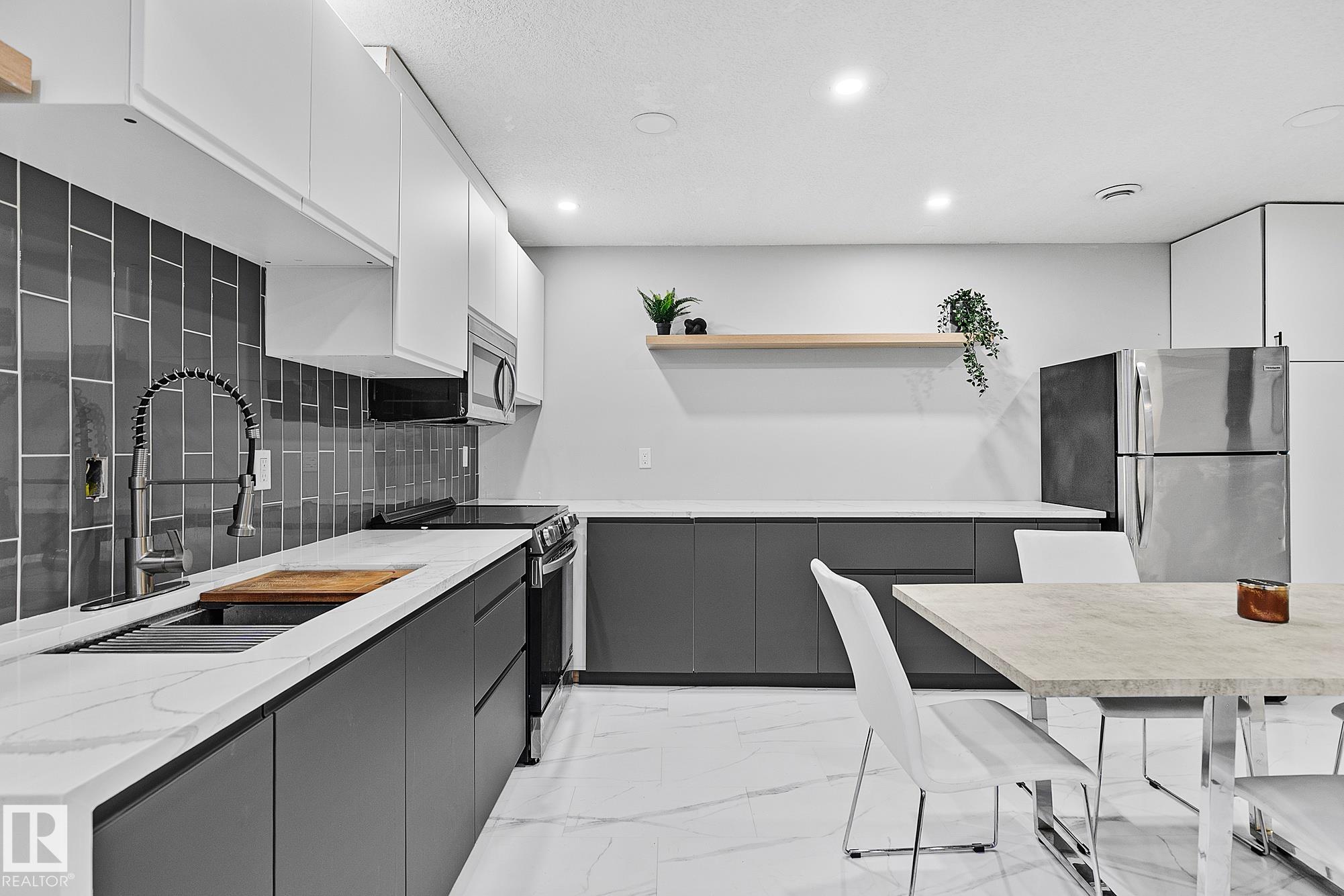 https://zimg.paragon.ice.com/ParagonImages/Property/PM/RAE/225402369/33/0/0/b3ea8f56592d8dd7b38c2d31d97a609b/1/1c9eb4c7027f8e154e86e3f5b7abcfb7/225402369-1abee461-054c-49ce-8df3-28cc0b8c5d04.JPG