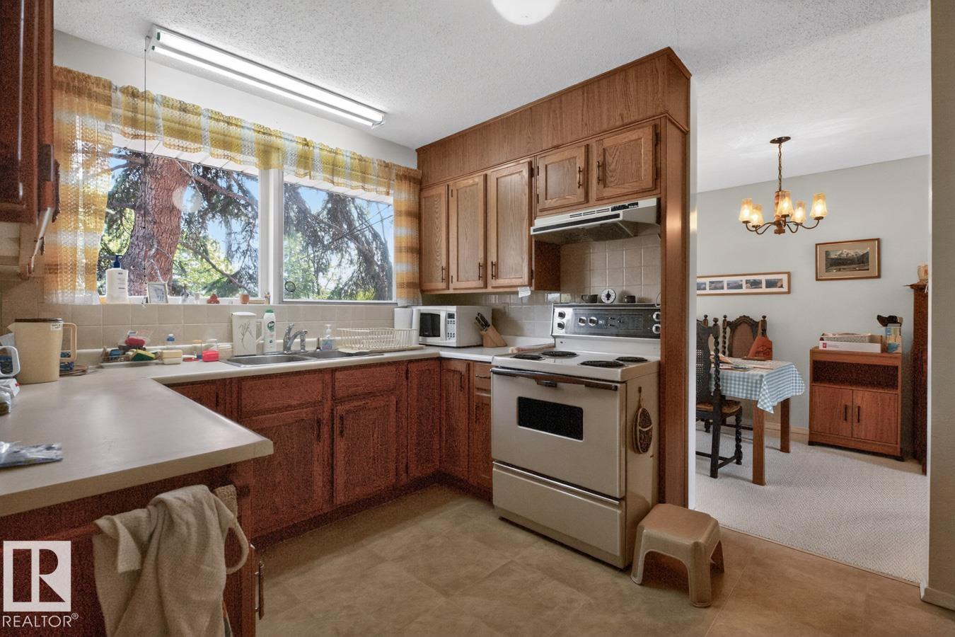 Photo 12 at 5611 115 Street NW, Lendrum Place, Edmonton