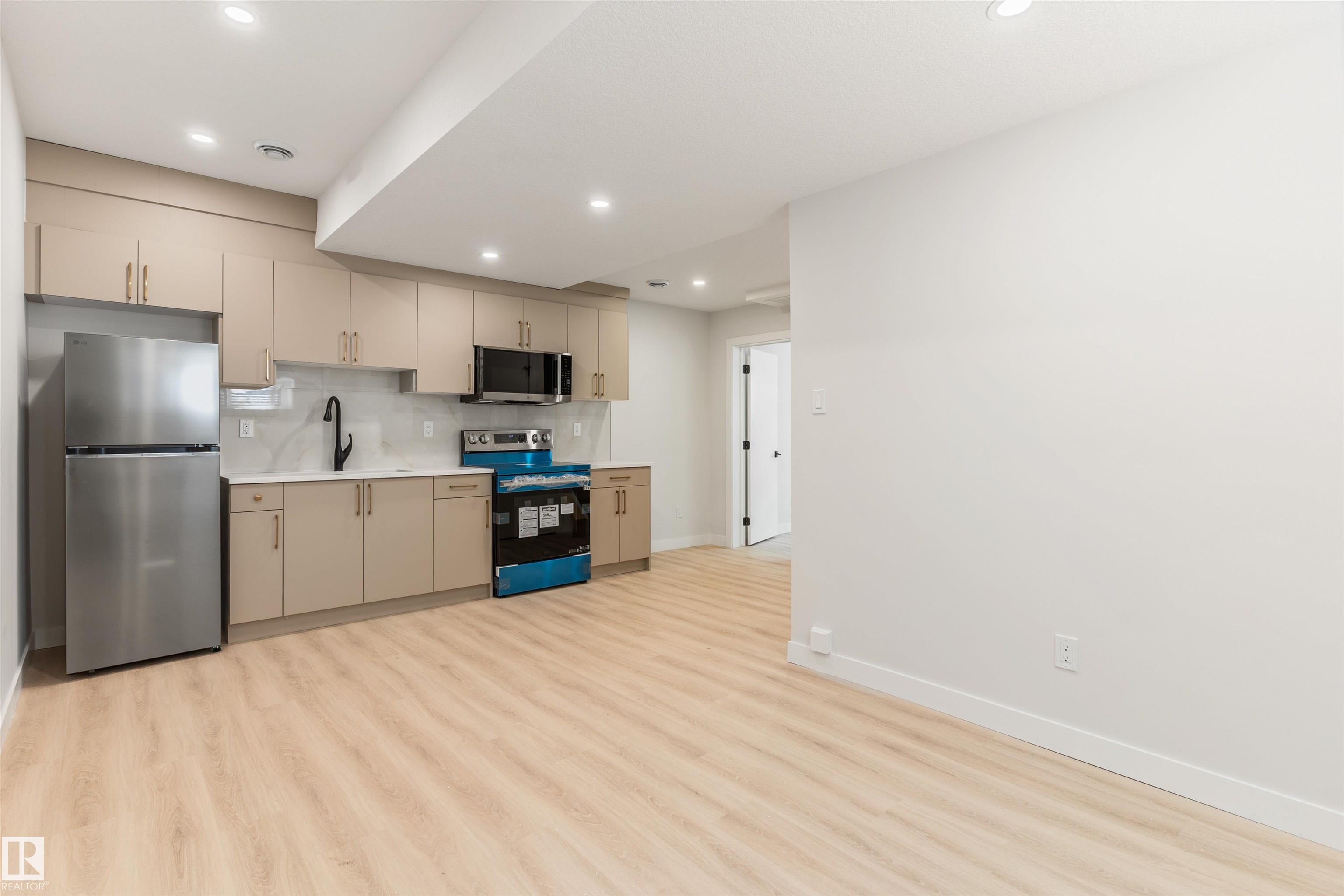 https://zimg.paragon.ice.com/ParagonImages/Property/PM/RAE/225402519/41/0/0/c5b07818cdba2ce7d1b876e0384a0c1f/1/4d8ef6e7cda82985c21a174e32b67f82/225402519-f6167158-862b-41d2-b7eb-b7dd73bd4d66.JPG