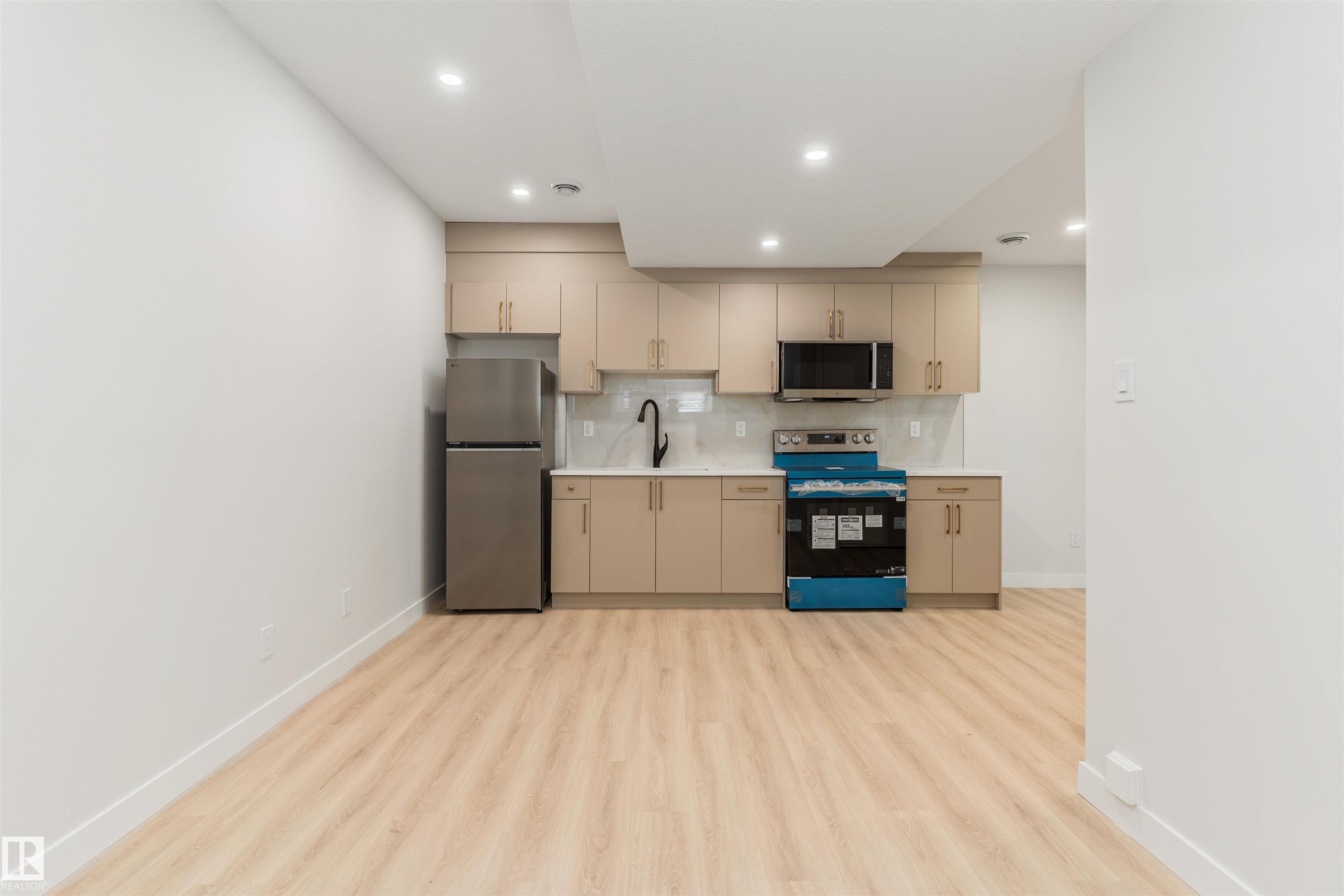 https://zimg.paragon.ice.com/ParagonImages/Property/PM/RAE/225402519/42/0/0/5cb78261cb6dd2e62ae4c67af08917b5/1/4d8ef6e7cda82985c21a174e32b67f82/225402519-685b3533-c37e-43df-8847-9a64f44b276f.JPG