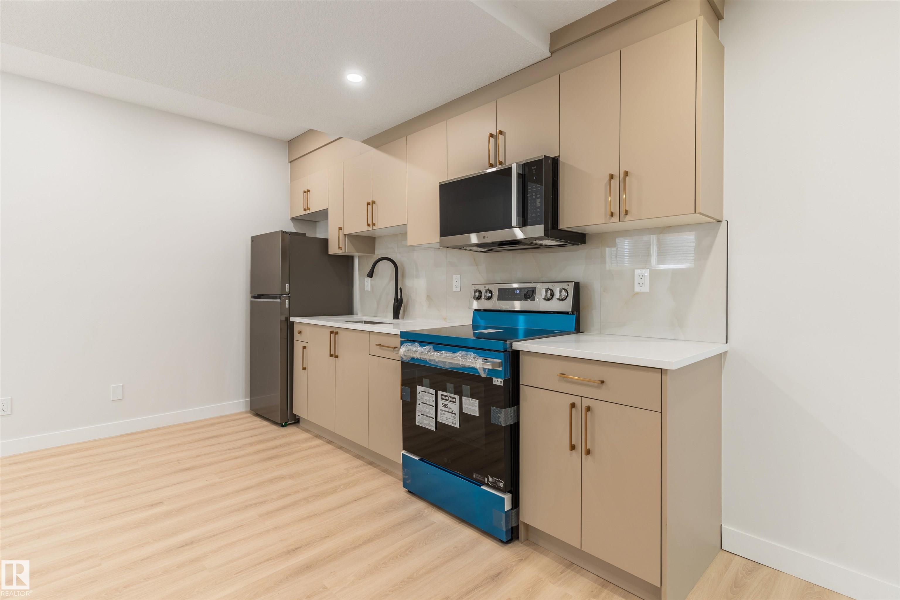https://zimg.paragon.ice.com/ParagonImages/Property/PM/RAE/225402519/43/0/0/40bd9e147b9e2971e7ee64579199c79b/1/4d8ef6e7cda82985c21a174e32b67f82/225402519-185a34a4-c571-429c-8b30-9969c3c33018.JPG