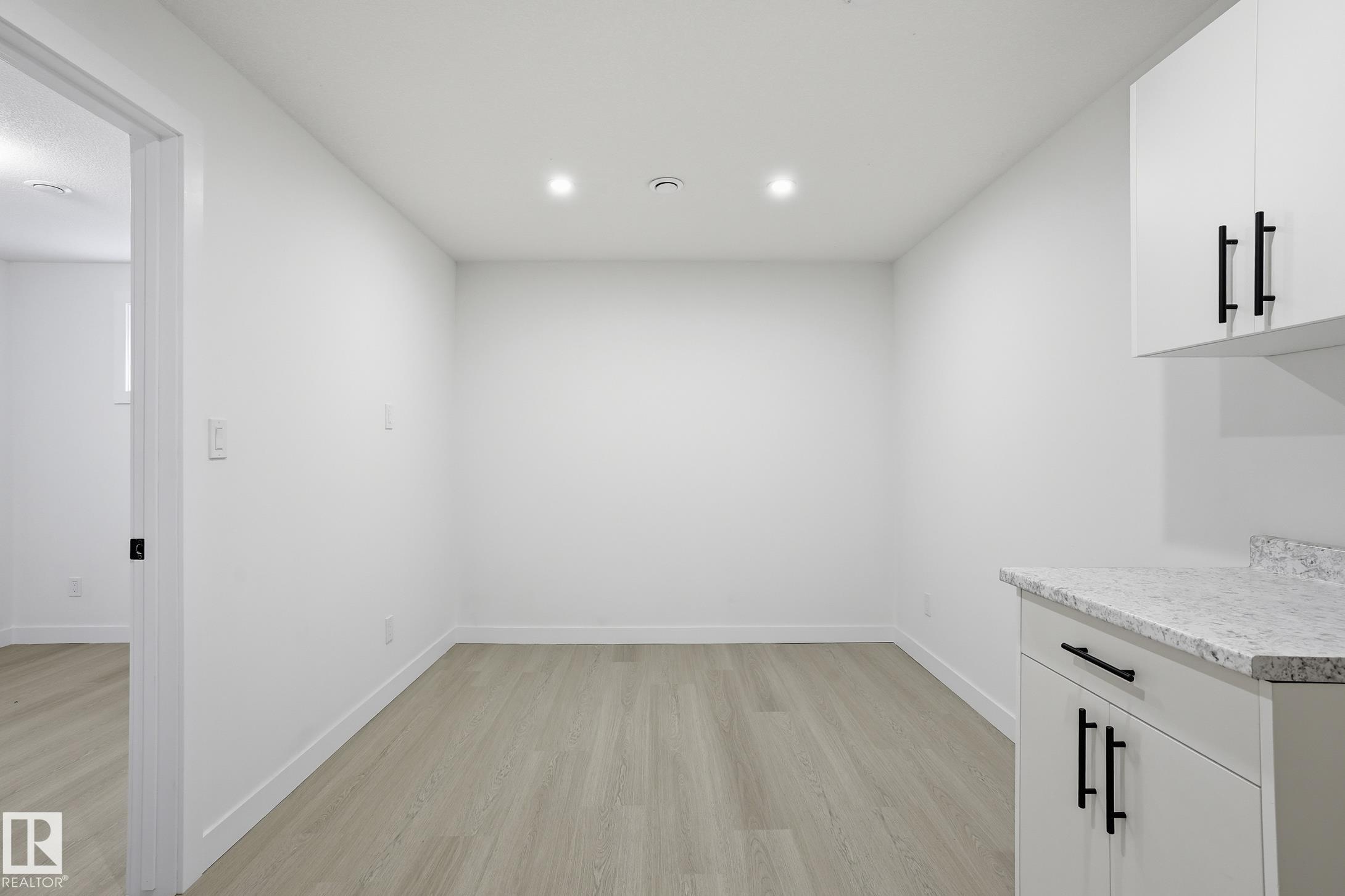https://zimg.paragon.ice.com/ParagonImages/Property/PM/RAE/225402532/24/0/0/267ec30e7a5e05c440e23f17c8fb349f/1/c2ce4fb3eb0187155a77965d5b3e16f1/225402532-f629fa22-862c-4ce7-b615-5b1810cb2b11.JPG