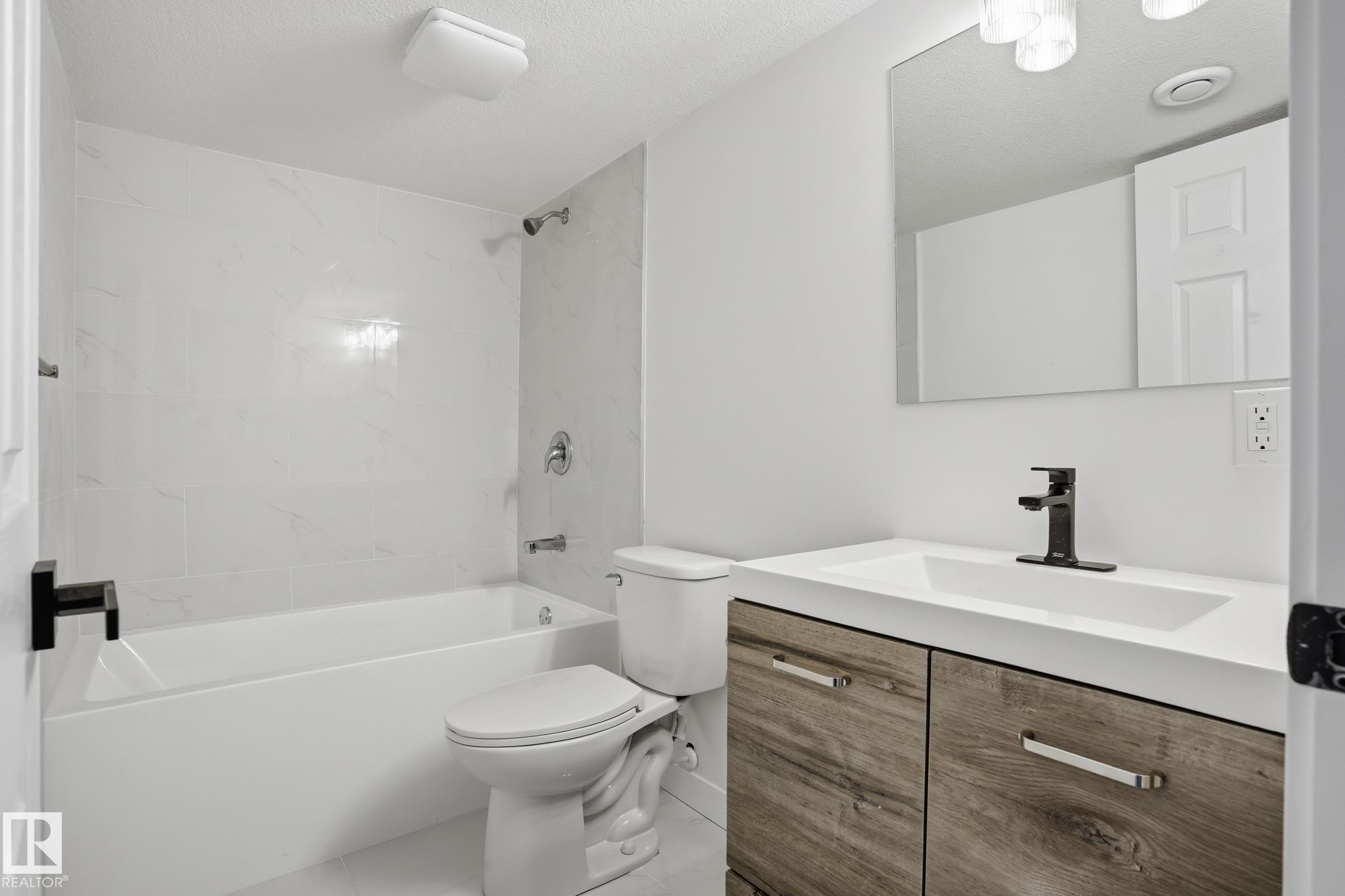 https://zimg.paragon.ice.com/ParagonImages/Property/PM/RAE/225402532/26/0/0/992f18d5c60d7d26d9eccf948b5644cc/1/c2ce4fb3eb0187155a77965d5b3e16f1/225402532-43ec0507-f798-4941-96bd-7c1820149f6c.JPG