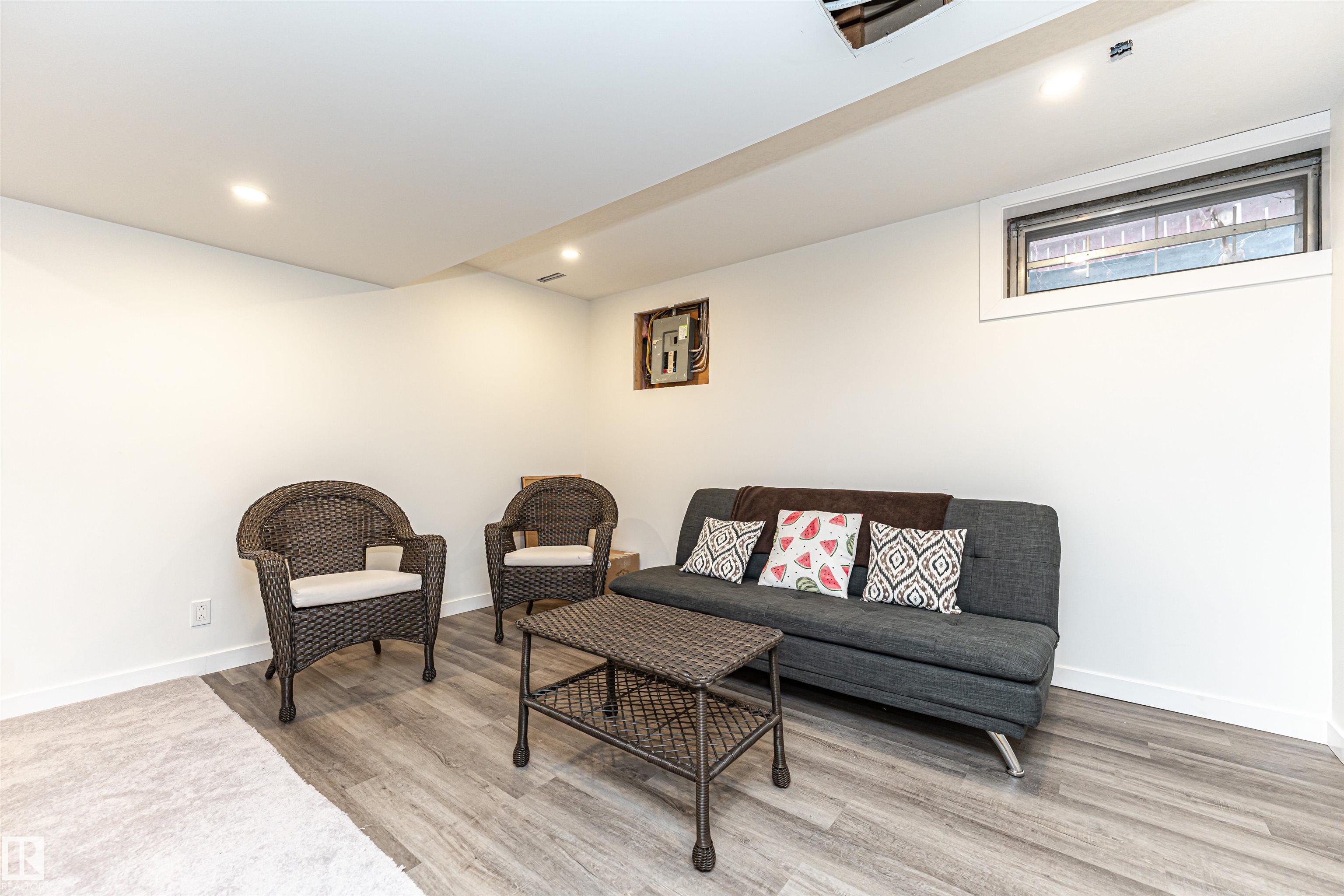 https://zimg.paragon.ice.com/ParagonImages/Property/PM/RAE/225402533/42/0/0/d7f1c399249c6770e8fa9ac1cf79eb16/1/29a39a21965fe58d9c69895c9be92592/225402533-83e0d2e4-933c-4b29-b2a6-7388157035db.JPG