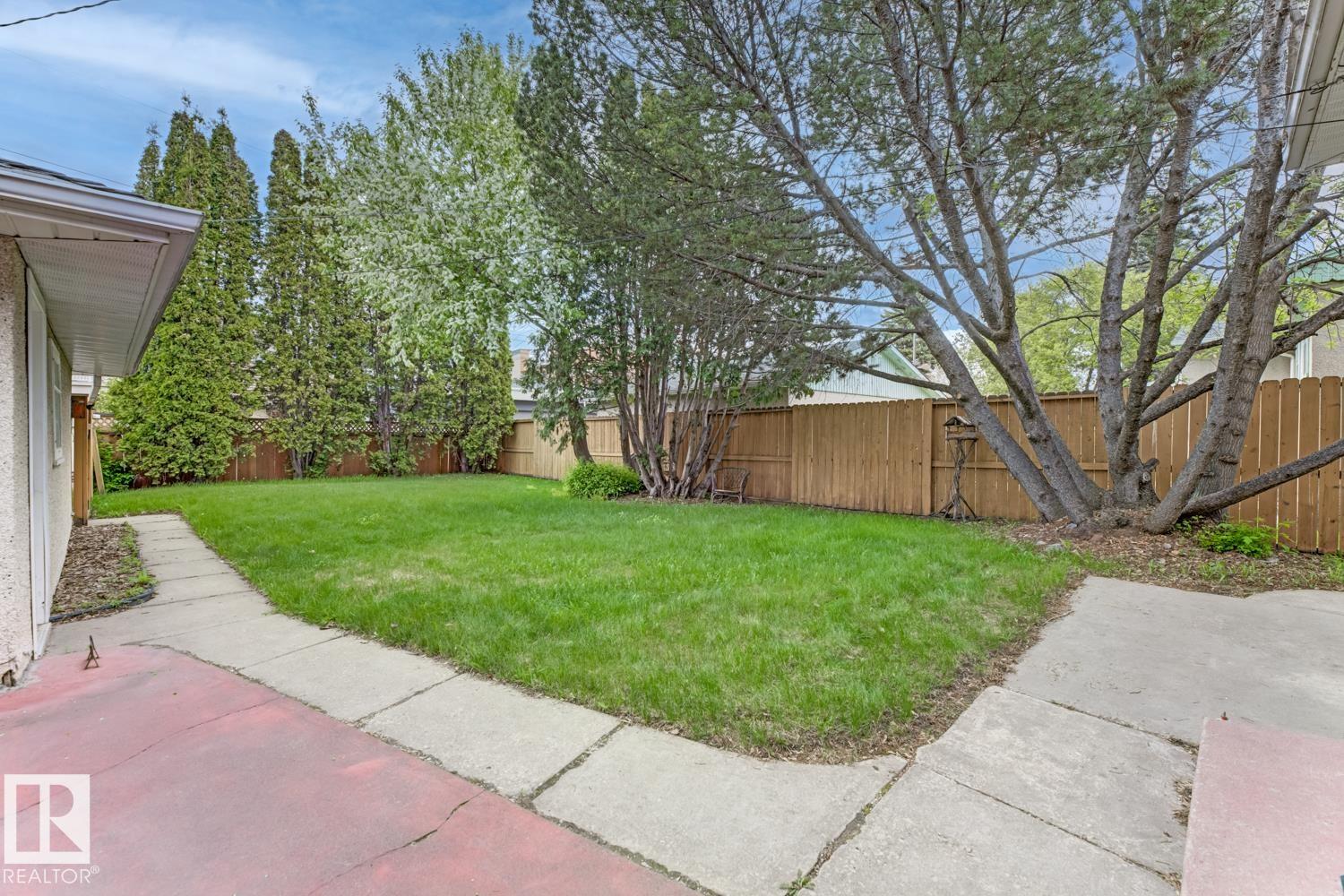Photo 10 at 8754 Strathearn Drive NW, Strathearn, Edmonton
