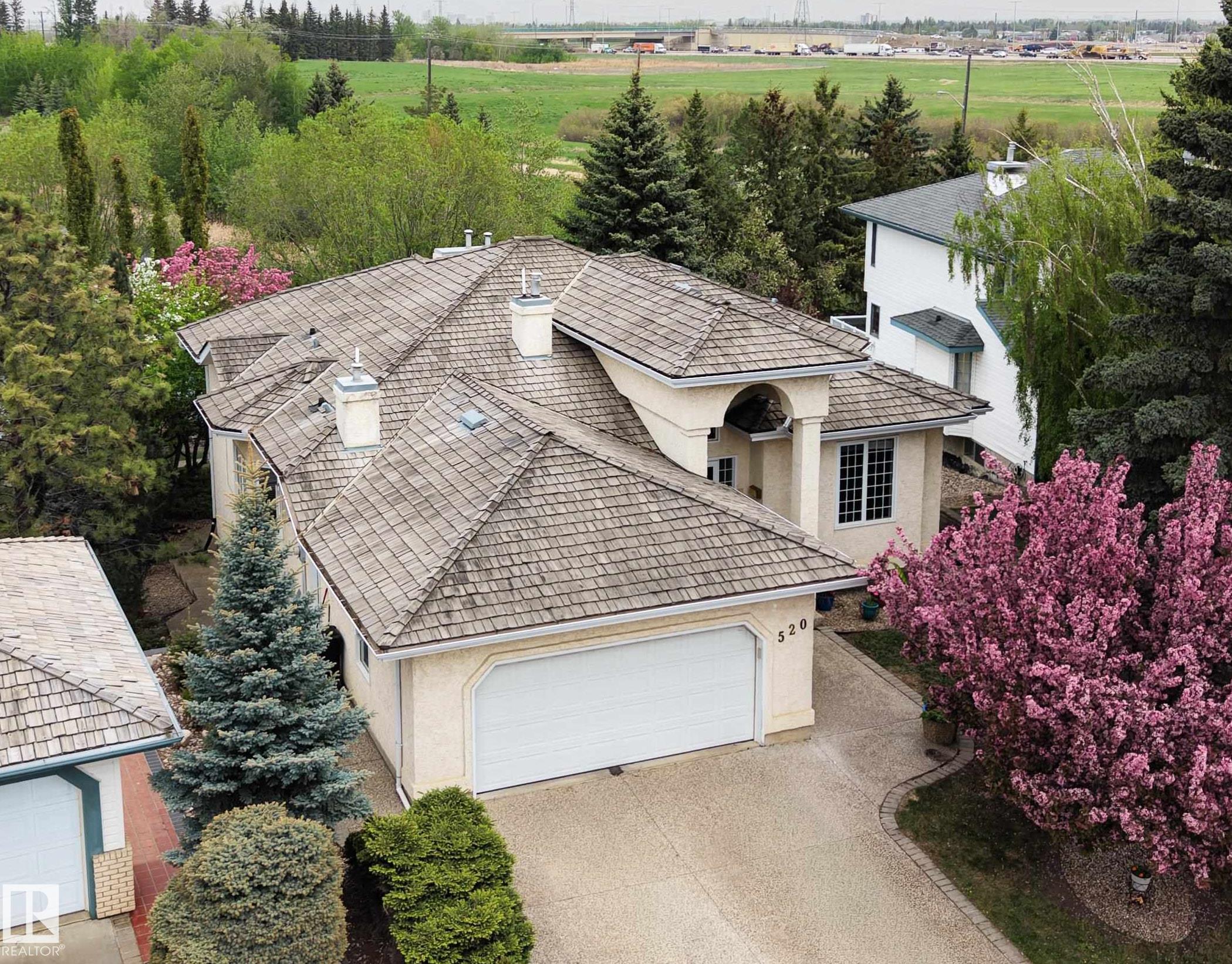 520 PARDEE Bay, Edmonton, AB T5T 5Y9