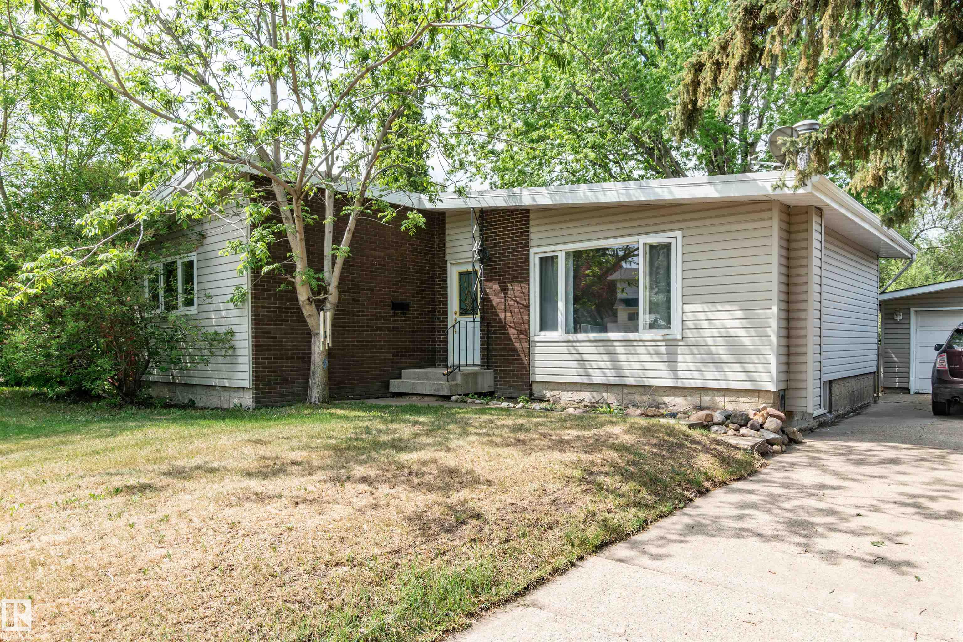 Photo 2 at 4 Crane Road, Brentwood, Sherwood Park