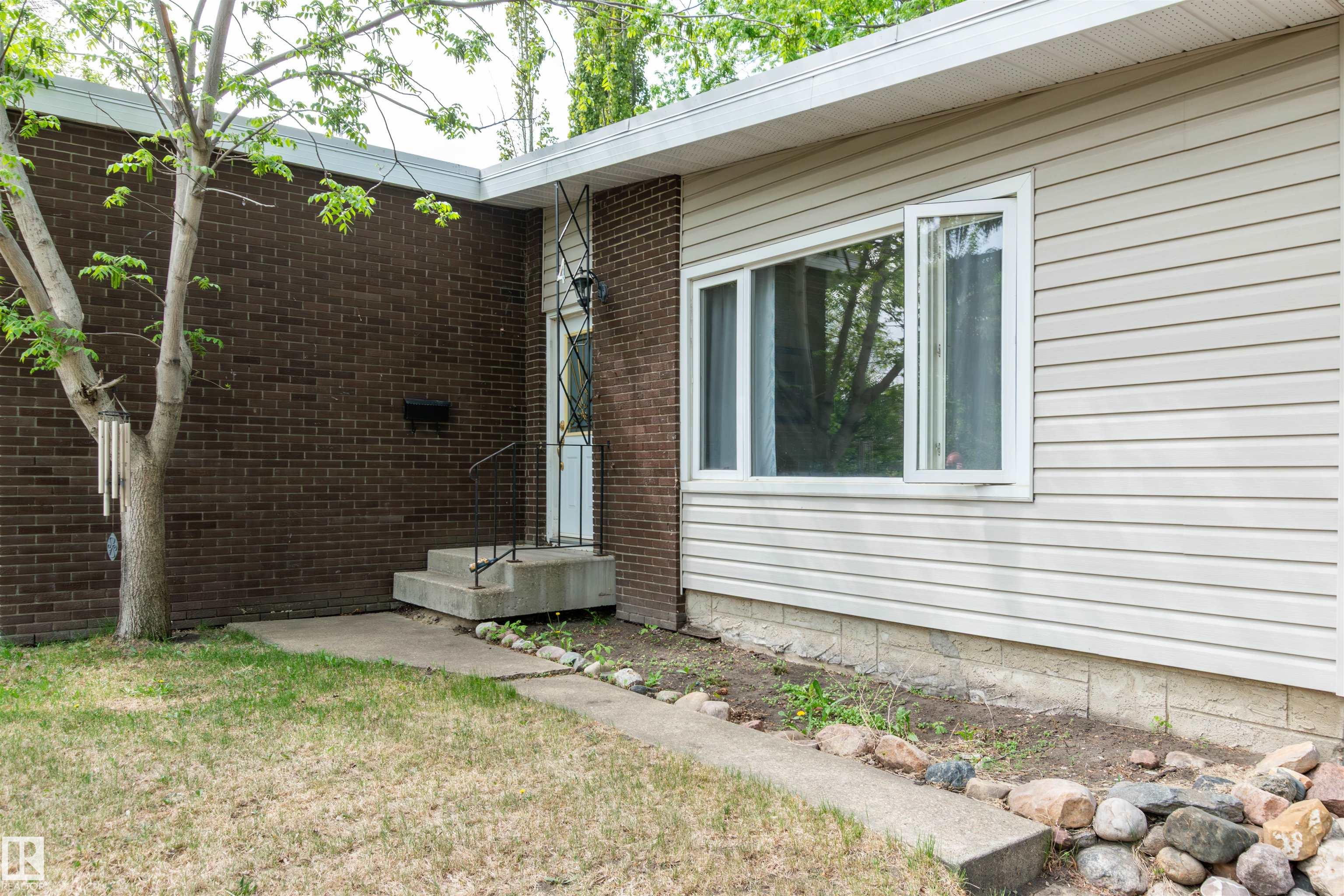 Photo 3 at 4 Crane Road, Brentwood, Sherwood Park