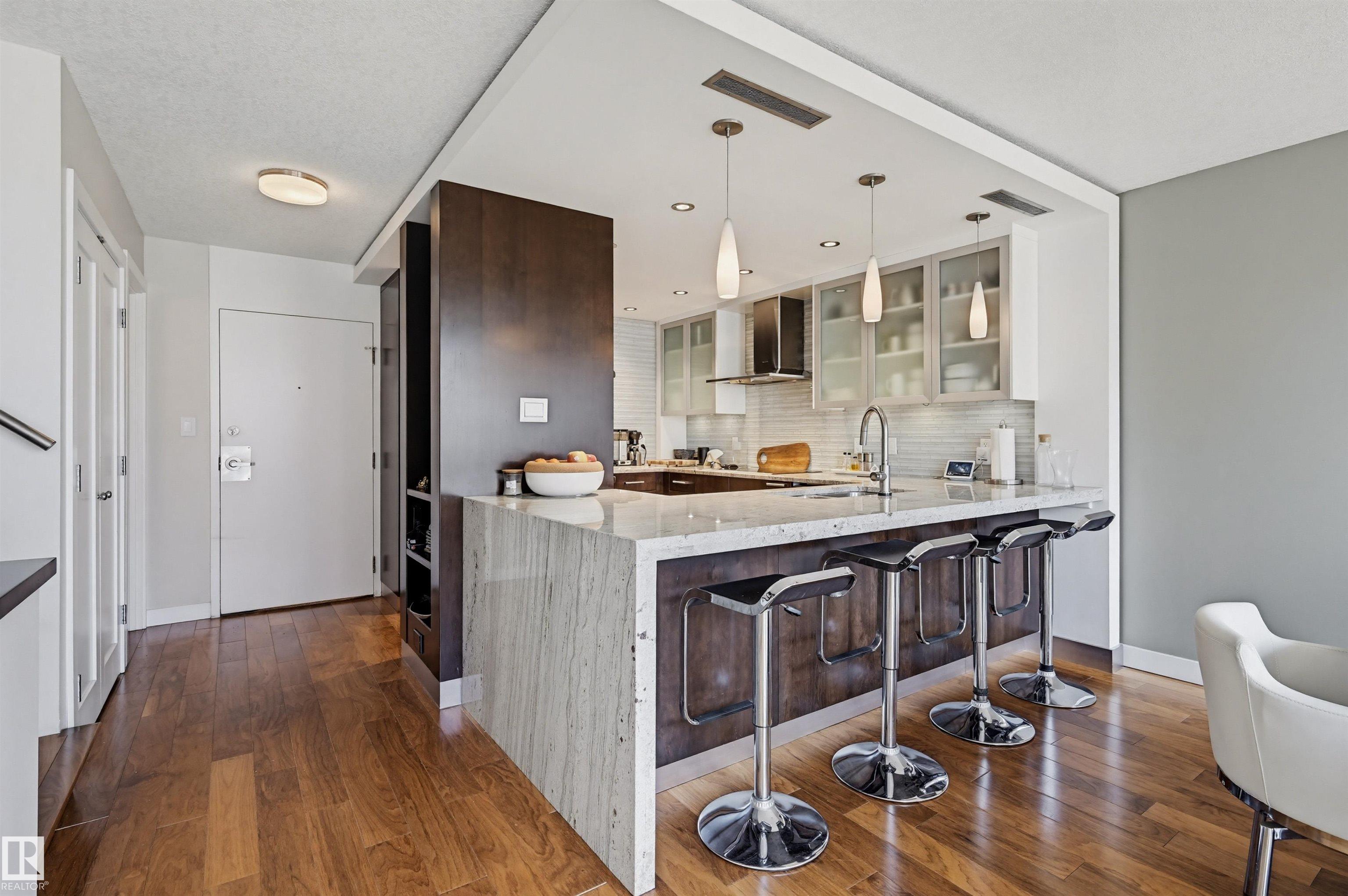 806 - 10045 118 Street NW, Wîhkwêntôwin, Edmonton