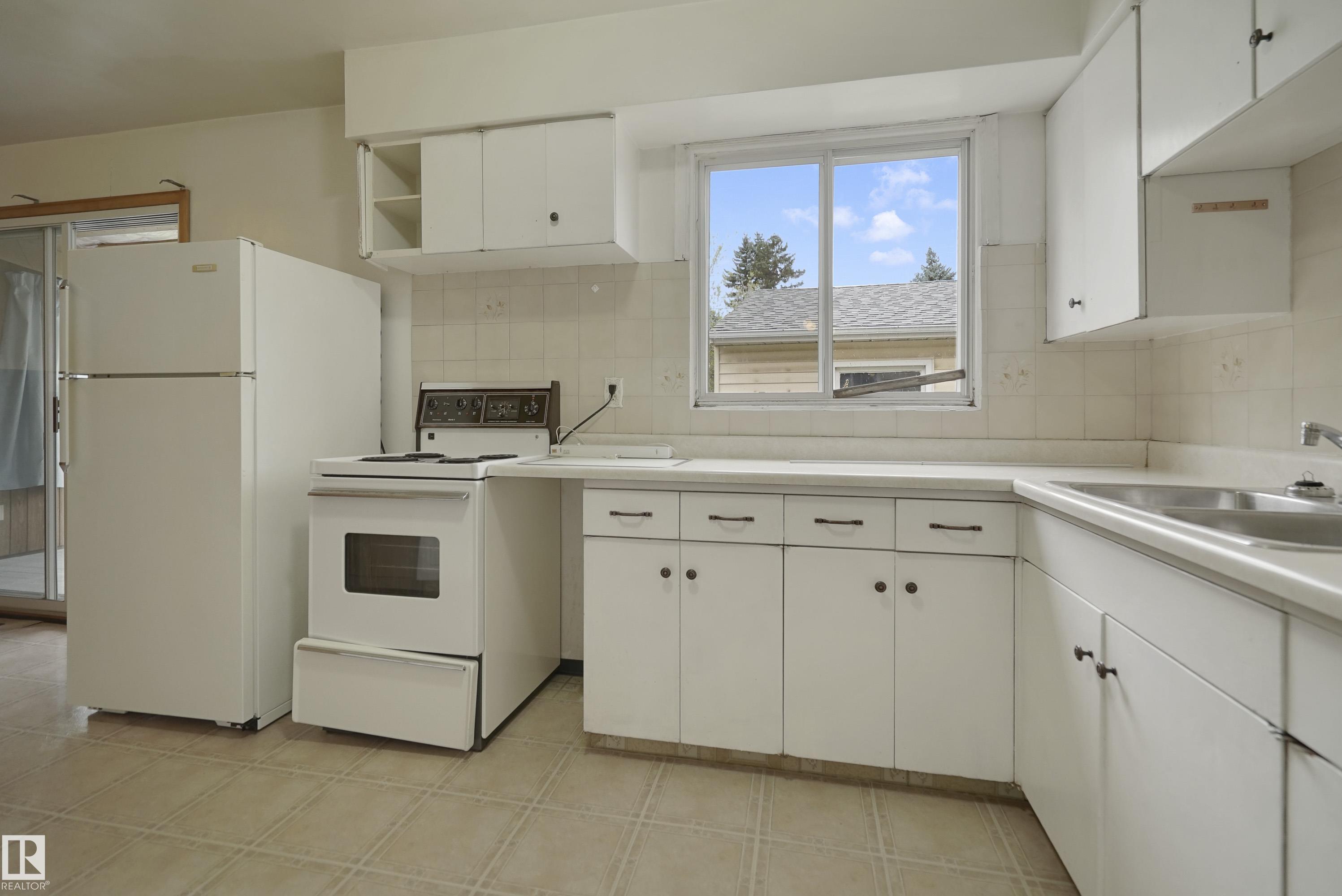 Photo 7 at 13324 131a Avenue NW, Athlone, Edmonton