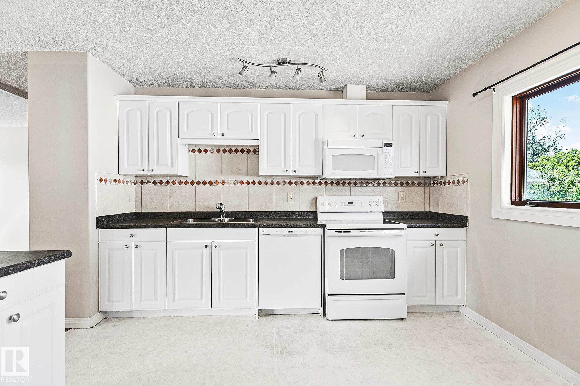 Photo 10 at 17059 98 Street NW, Baturyn, Edmonton