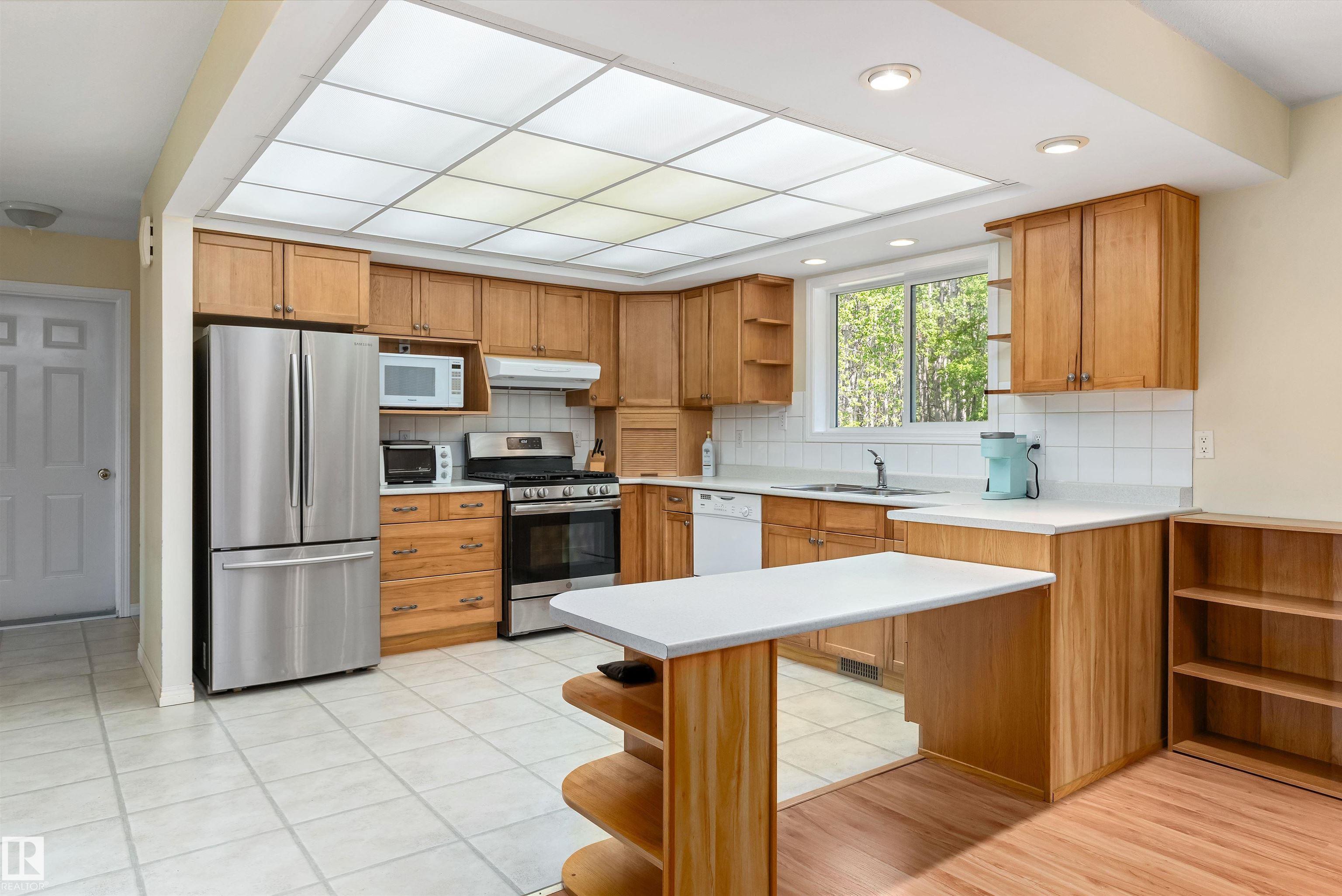 Photo 7 at 10 - 52510 Rge Road 20, Cottage Lake Heights II, Rural Parkland County