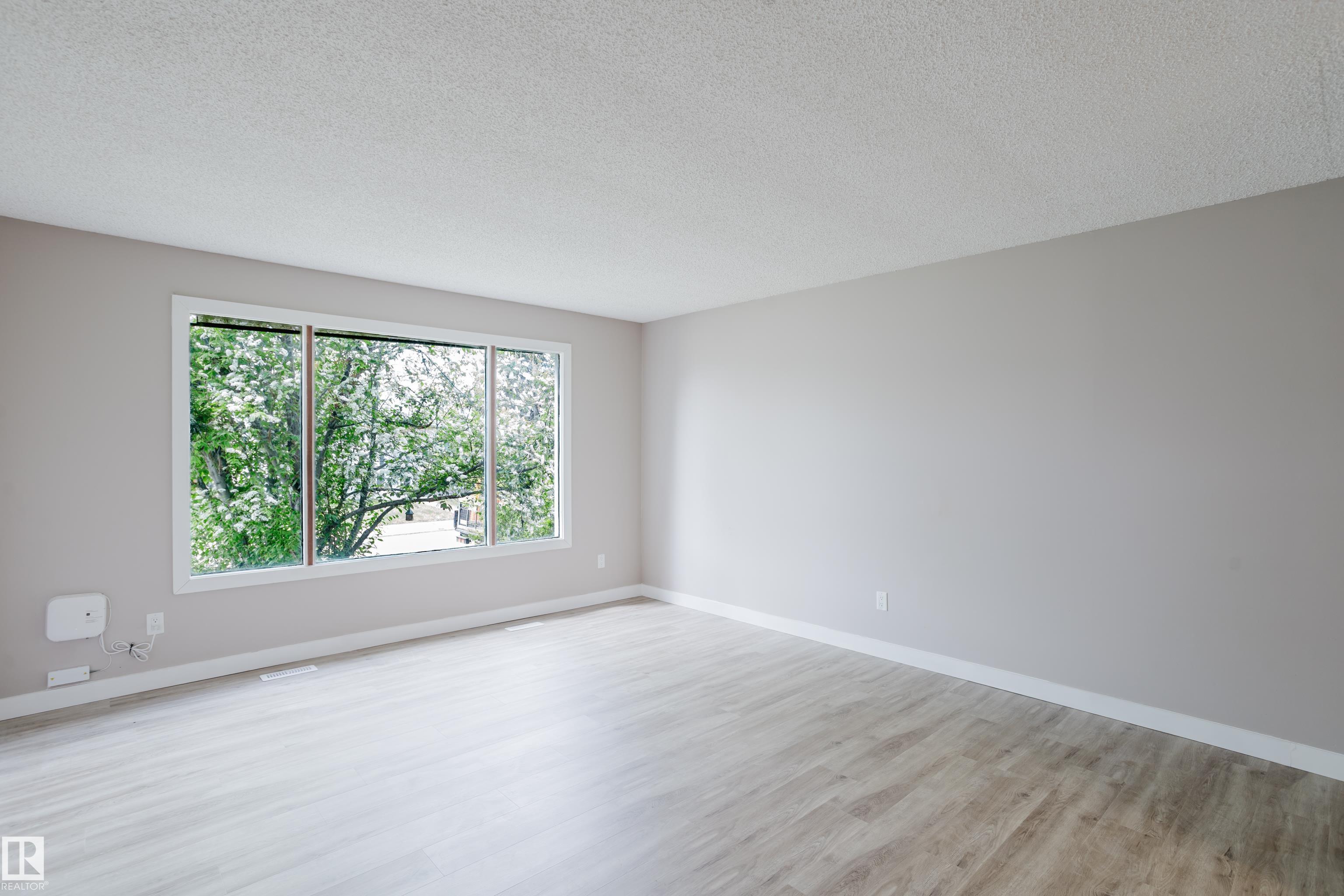 Photo 12 at 11916 152a Avenue NW, Caernarvon, Edmonton