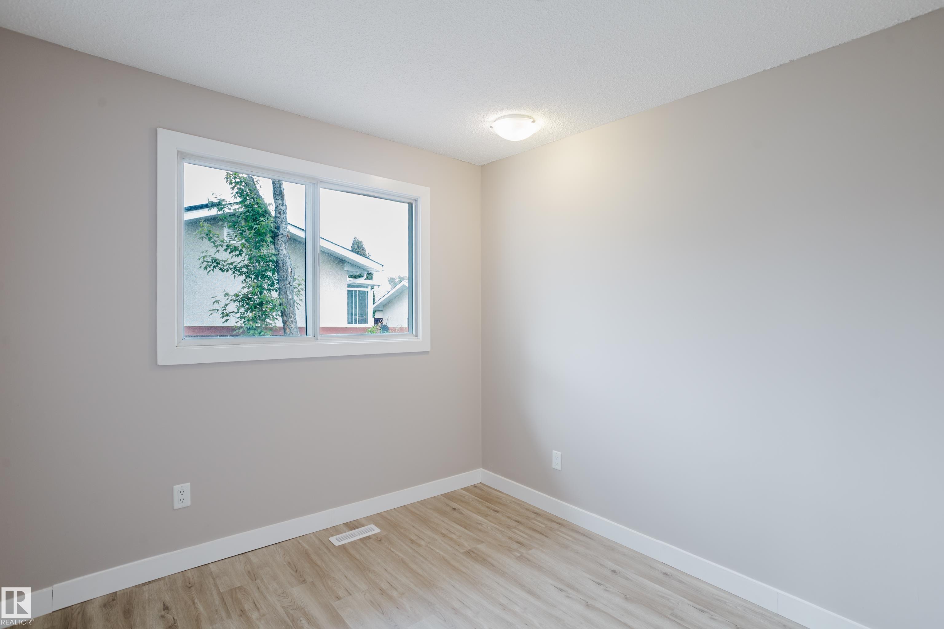 Photo 32 at 11916 152a Avenue NW, Caernarvon, Edmonton
