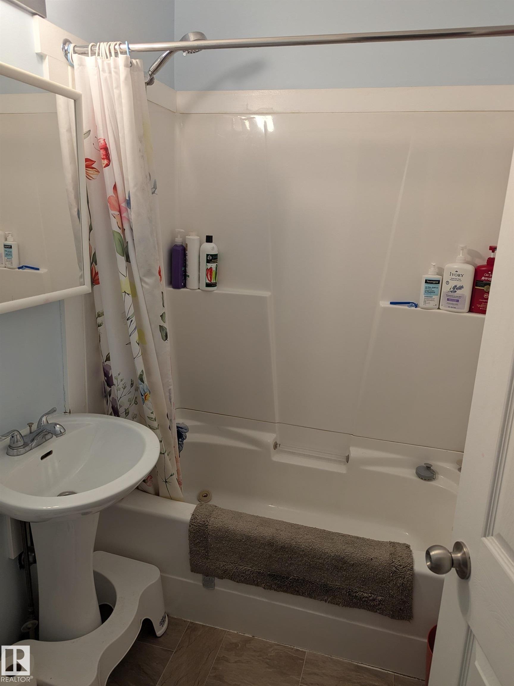 Photo 11 at 10650 76 Avenue NW, Queen Alexandra, Edmonton