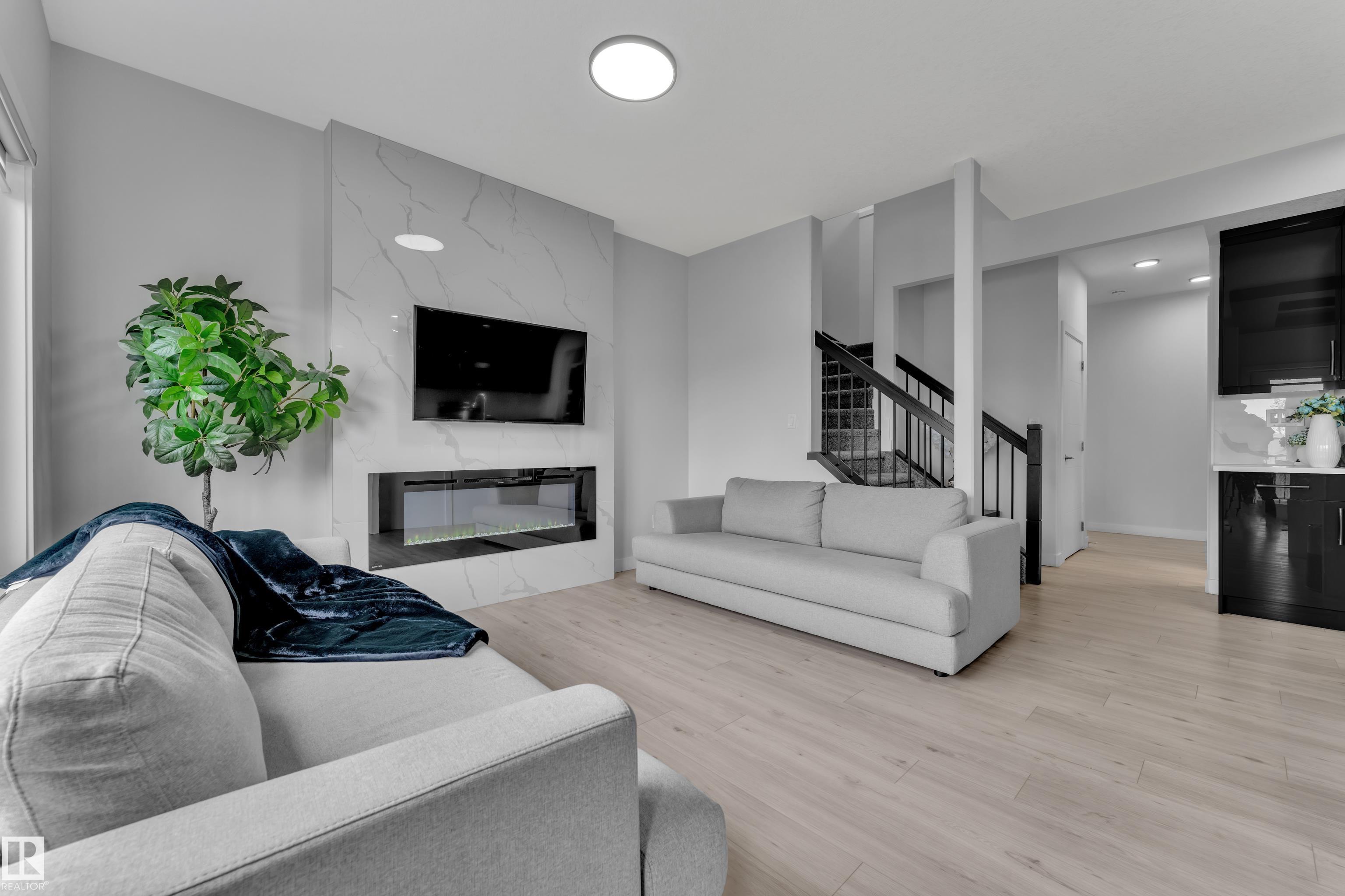 Photo 15 at 1118 Goldfinch Crescent NW, Kinglet Gardens, Edmonton