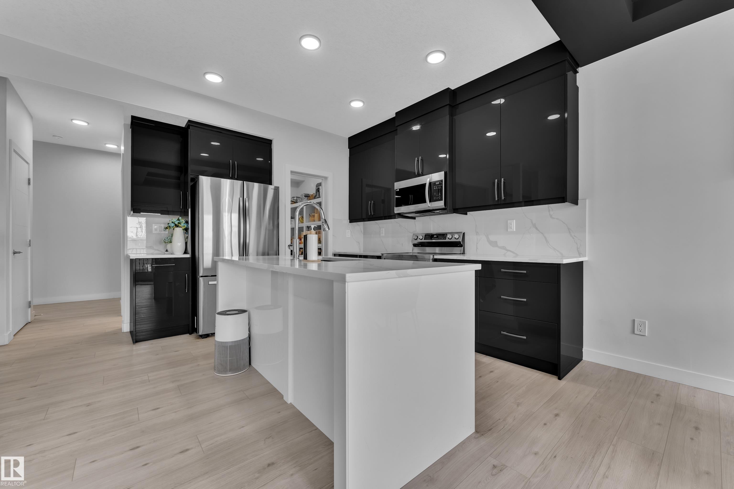 Photo 16 at 1118 Goldfinch Crescent NW, Kinglet Gardens, Edmonton