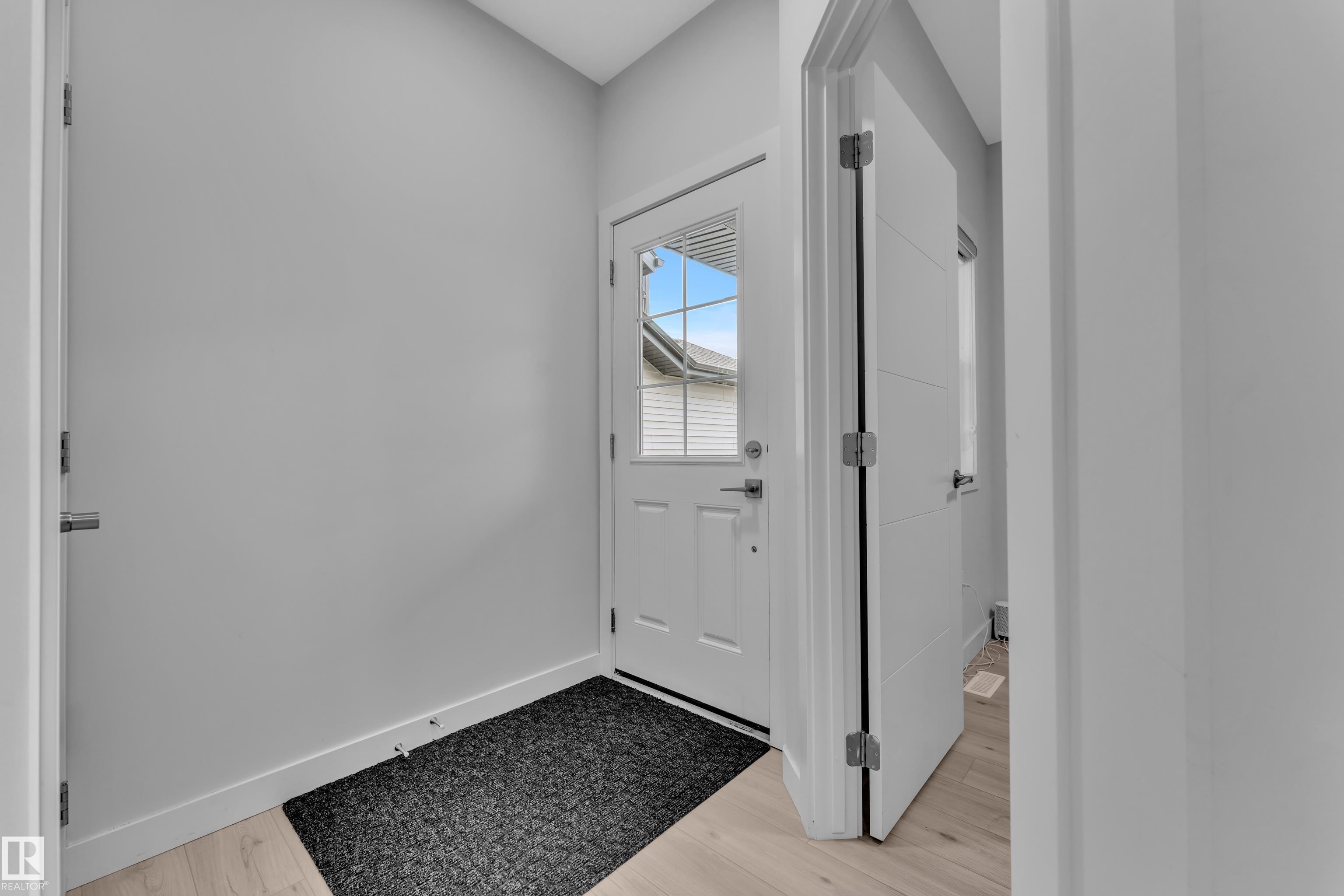 Photo 6 at 1118 Goldfinch Crescent NW, Kinglet Gardens, Edmonton