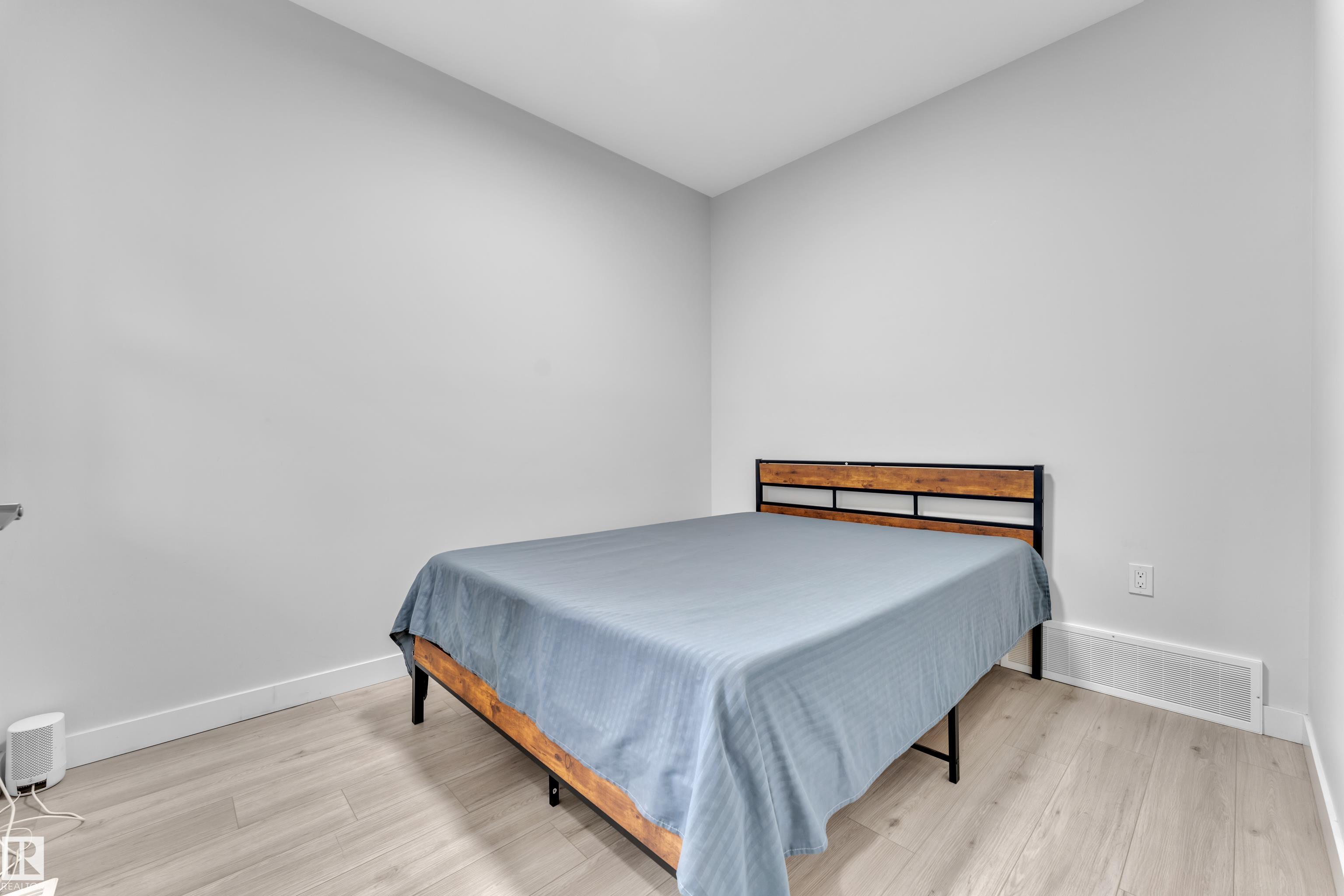 Photo 8 at 1118 Goldfinch Crescent NW, Kinglet Gardens, Edmonton