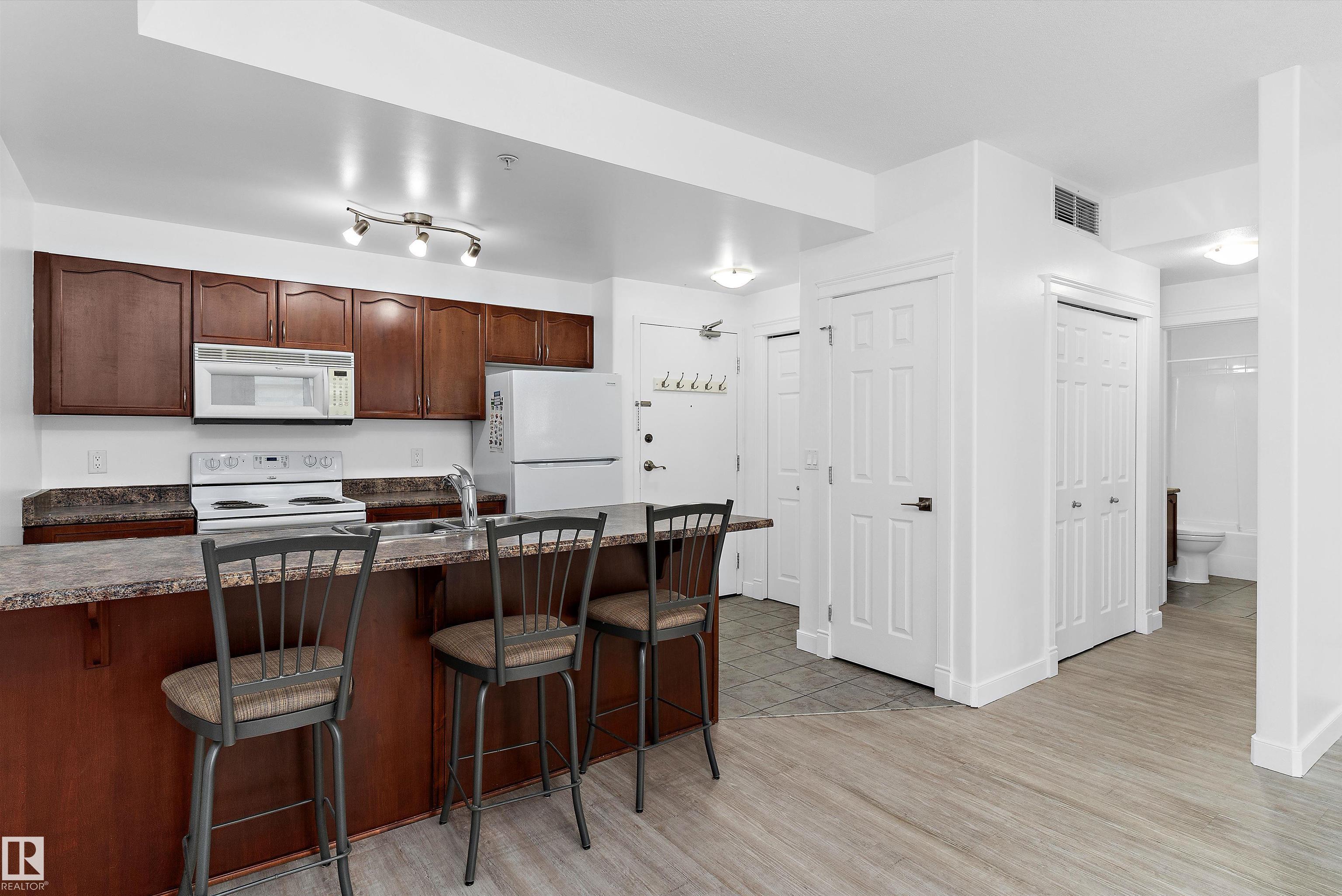 Photo 8 at 902 - 9939 109 Street NW, Downtown, Edmonton