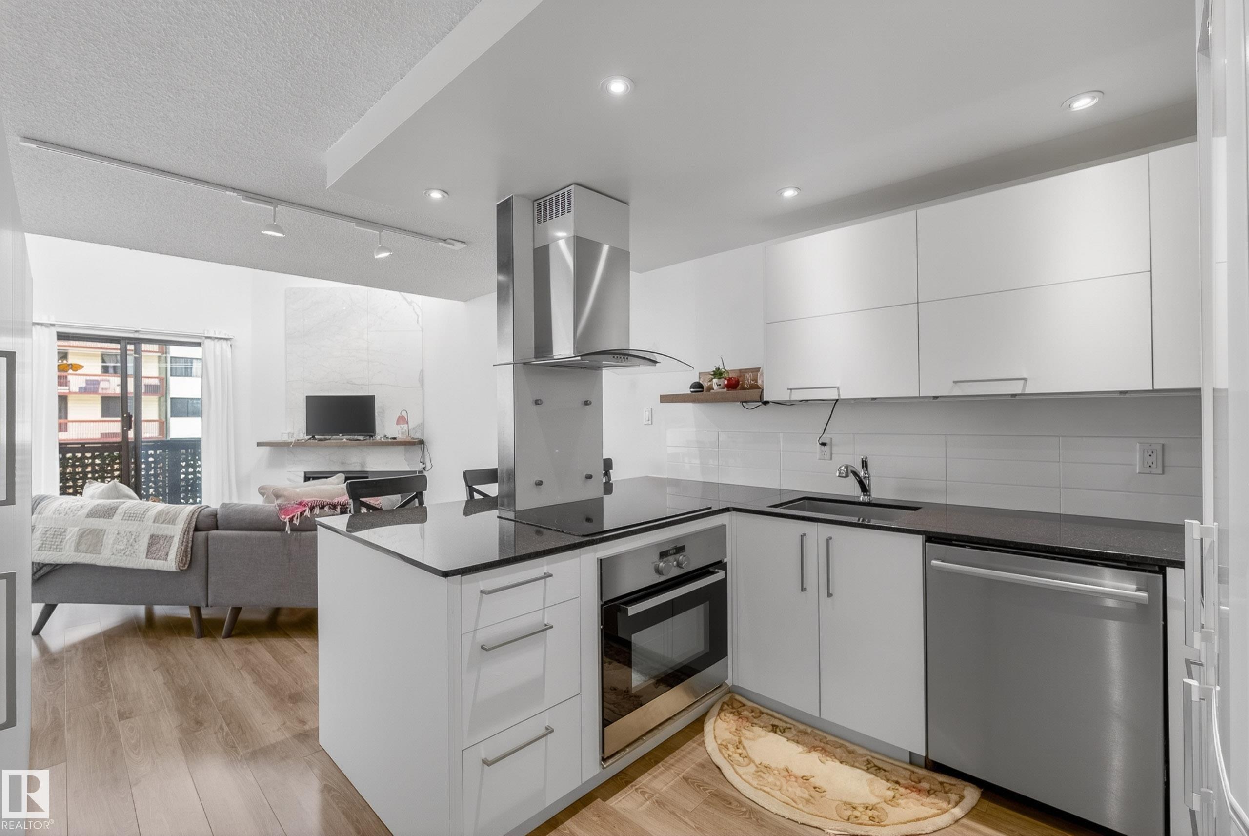 302 - 10148 118 Street NW, Wîhkwêntôwin, Edmonton