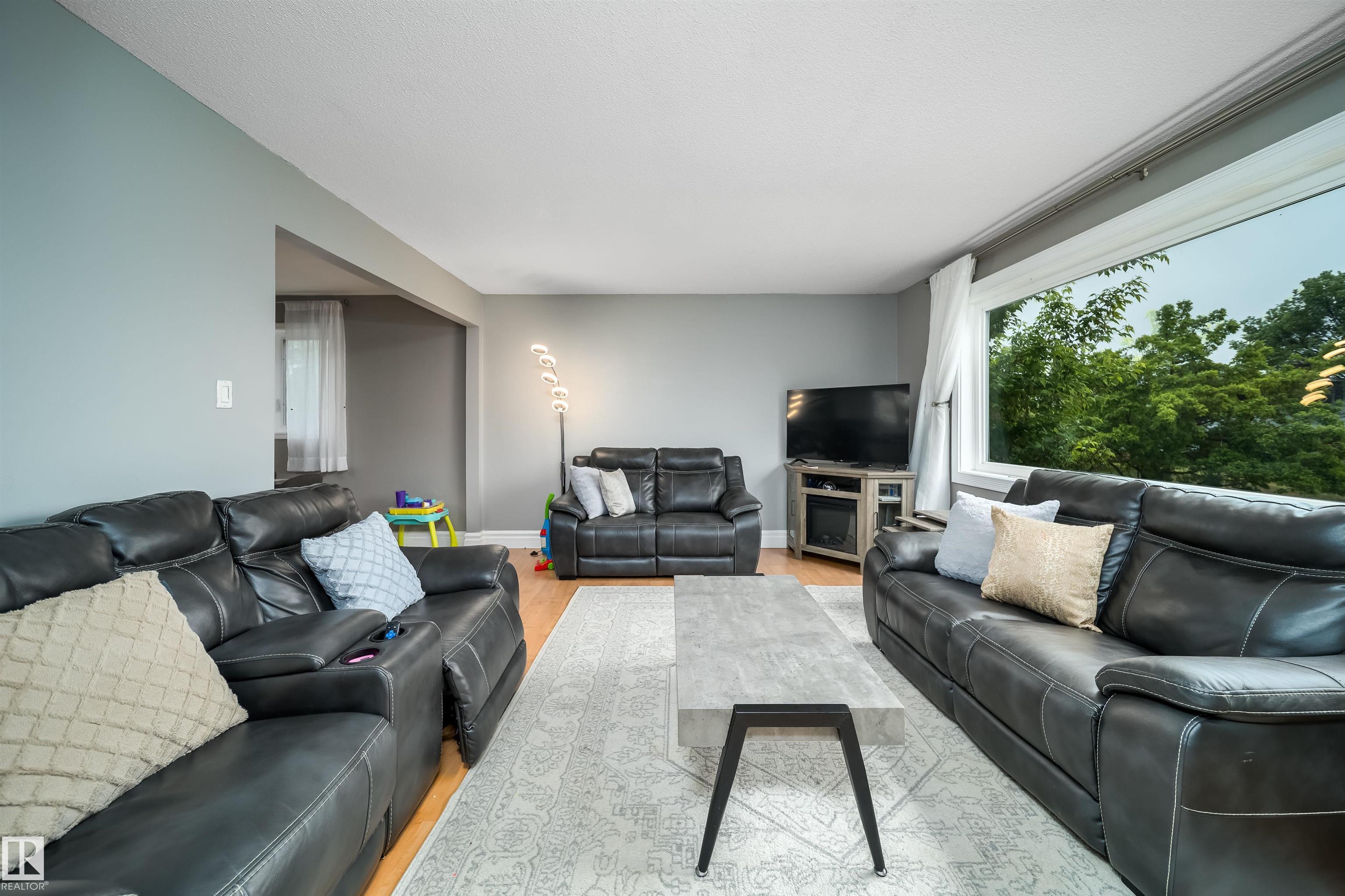 Photo 11 at 8512 142a Avenue NW, Northmount, Edmonton