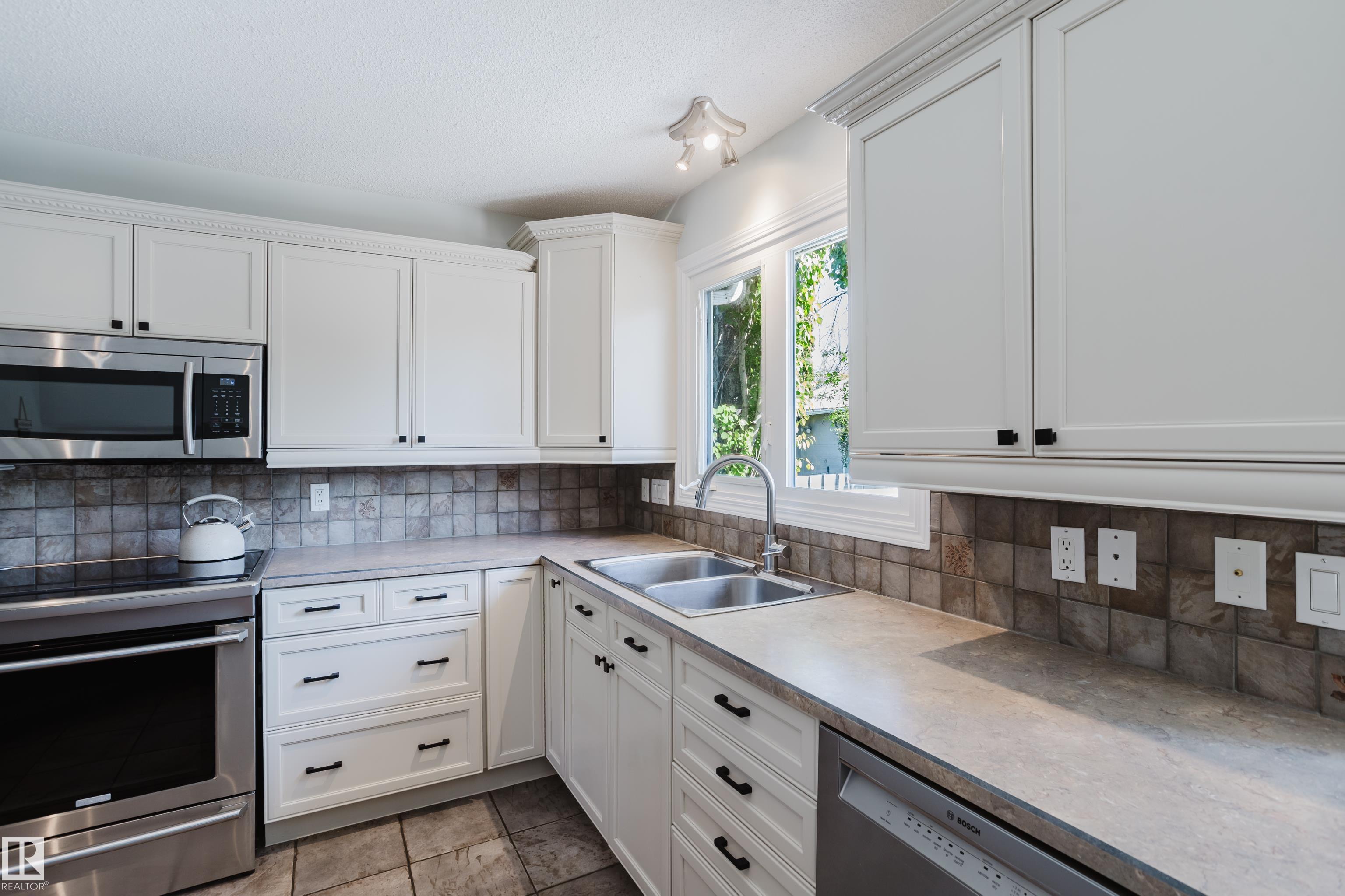 Photo 10 at 33 Mill Drive, Mission, St. Albert