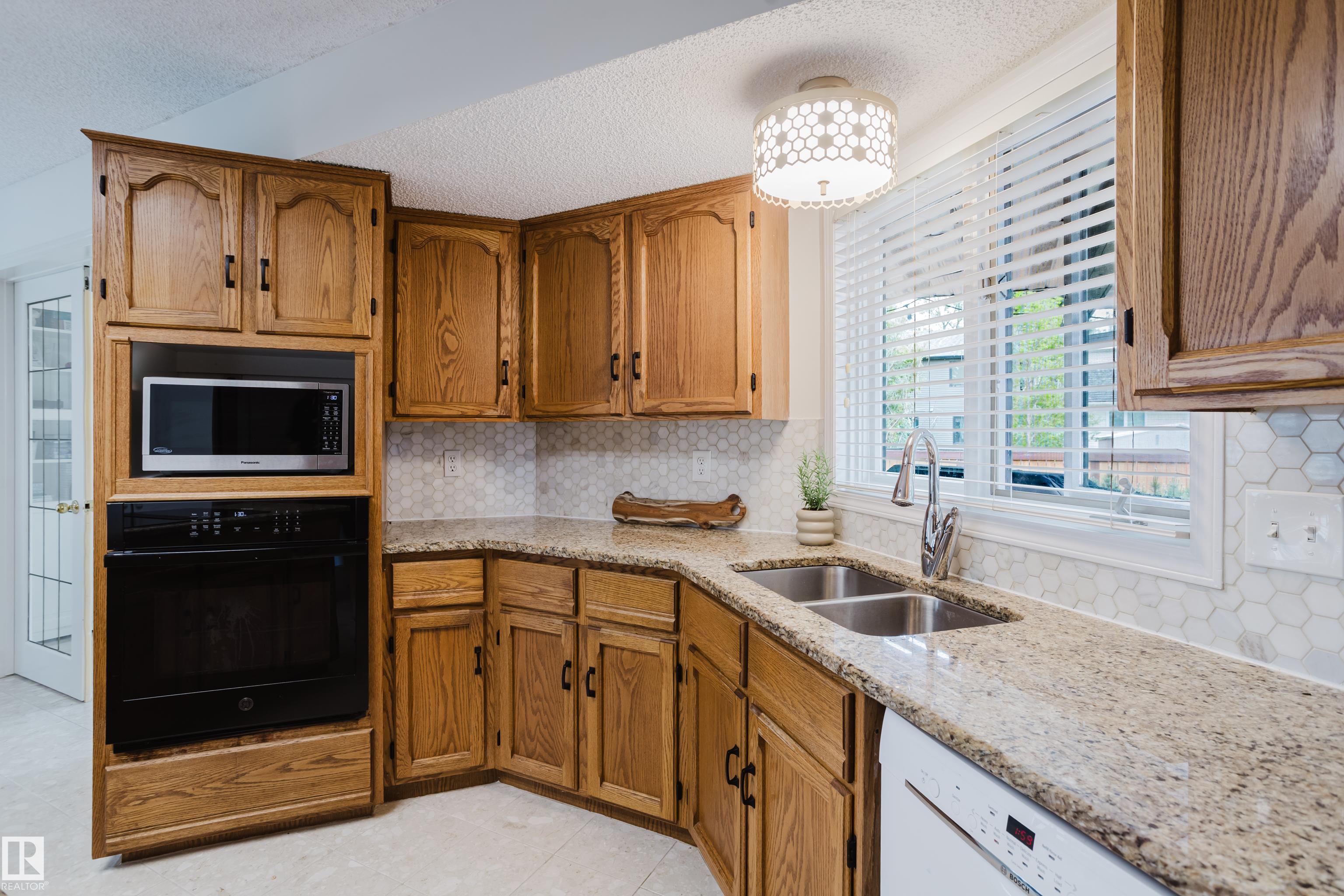Photo 10 at 613 Henderson Street NW, Henderson Estates, Edmonton