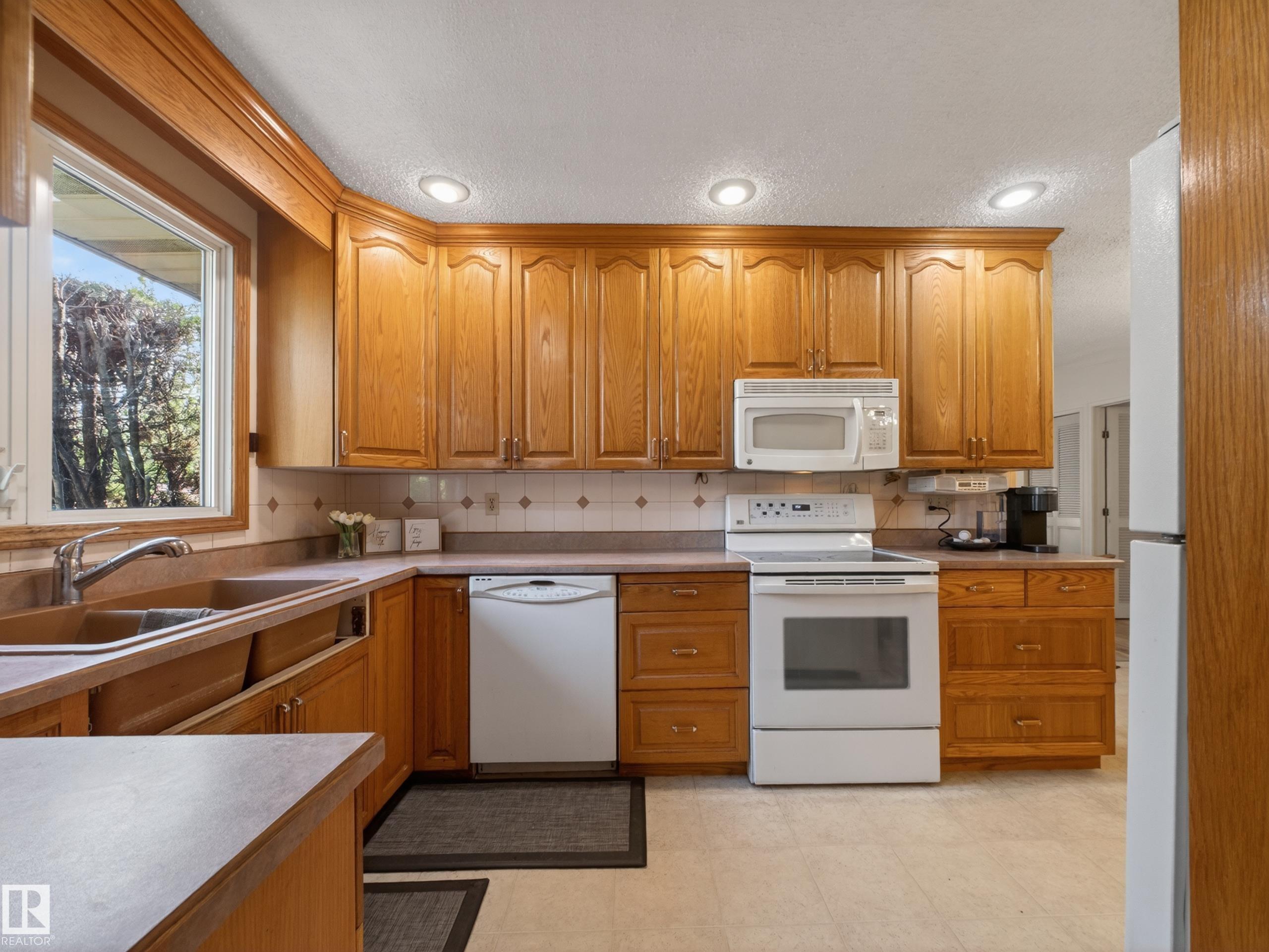 Photo 14 at 18416 90 Avenue NW, Belmead, Edmonton