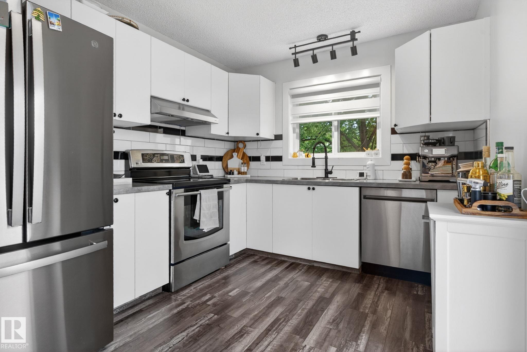 Photo 13 at 17404 95 Street NW, Lago Lindo, Edmonton