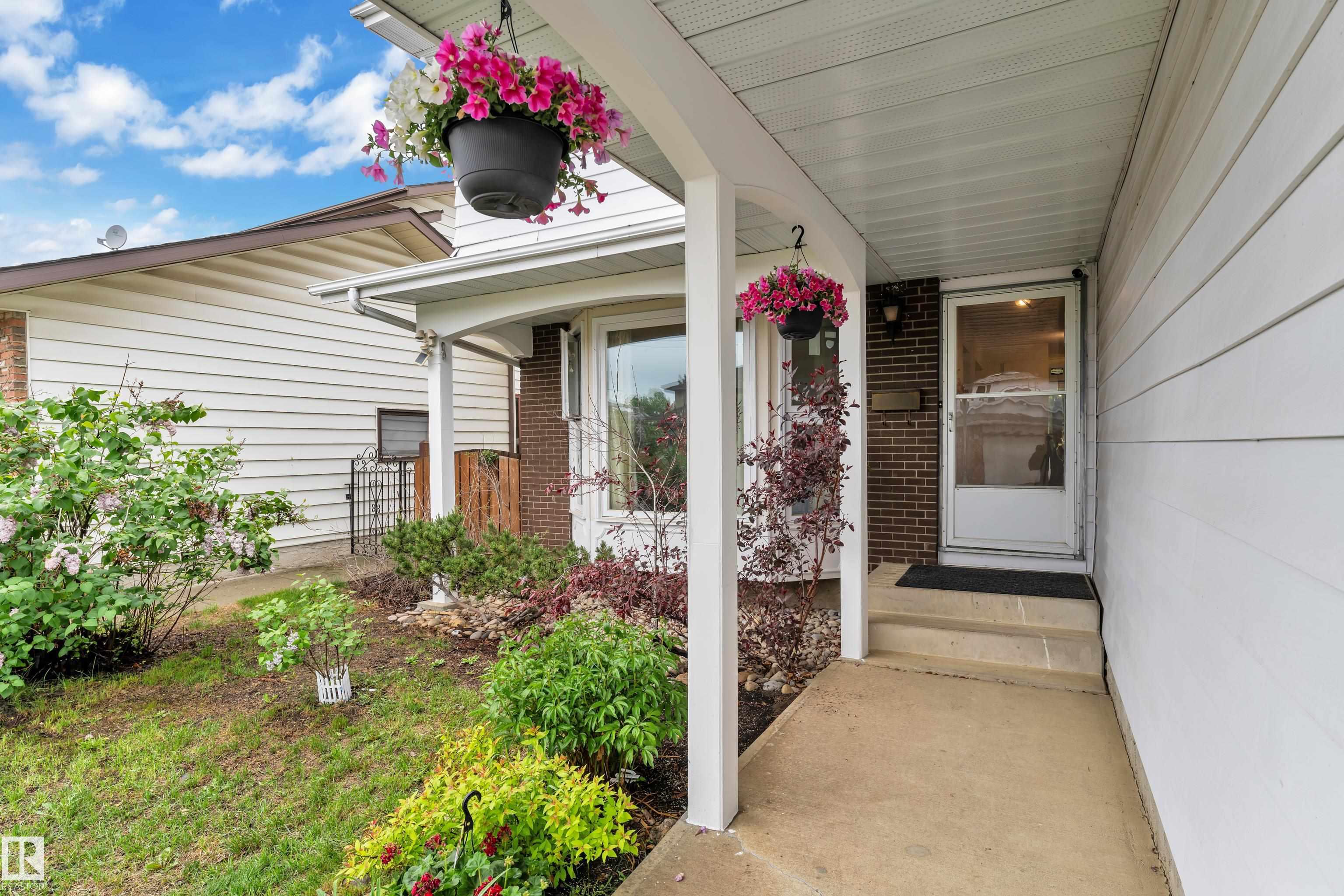 Photo 8 at 10532 154 Avenue NW, Beaumaris, Edmonton