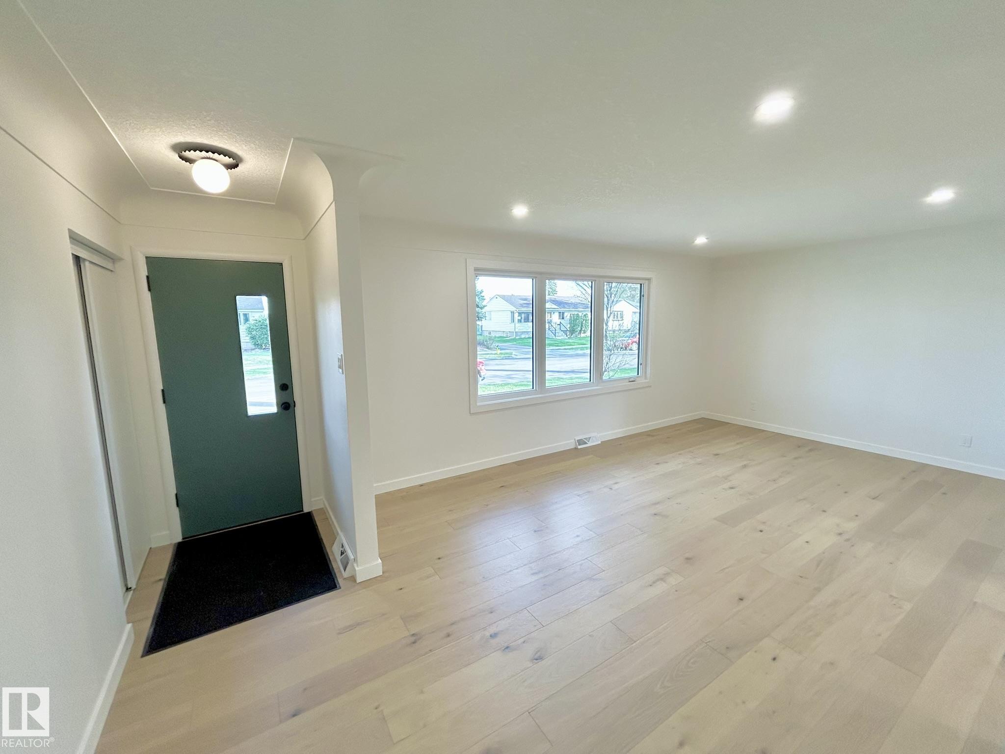 Photo 8 at 8516 64 Avenue NW, Argyll, Edmonton