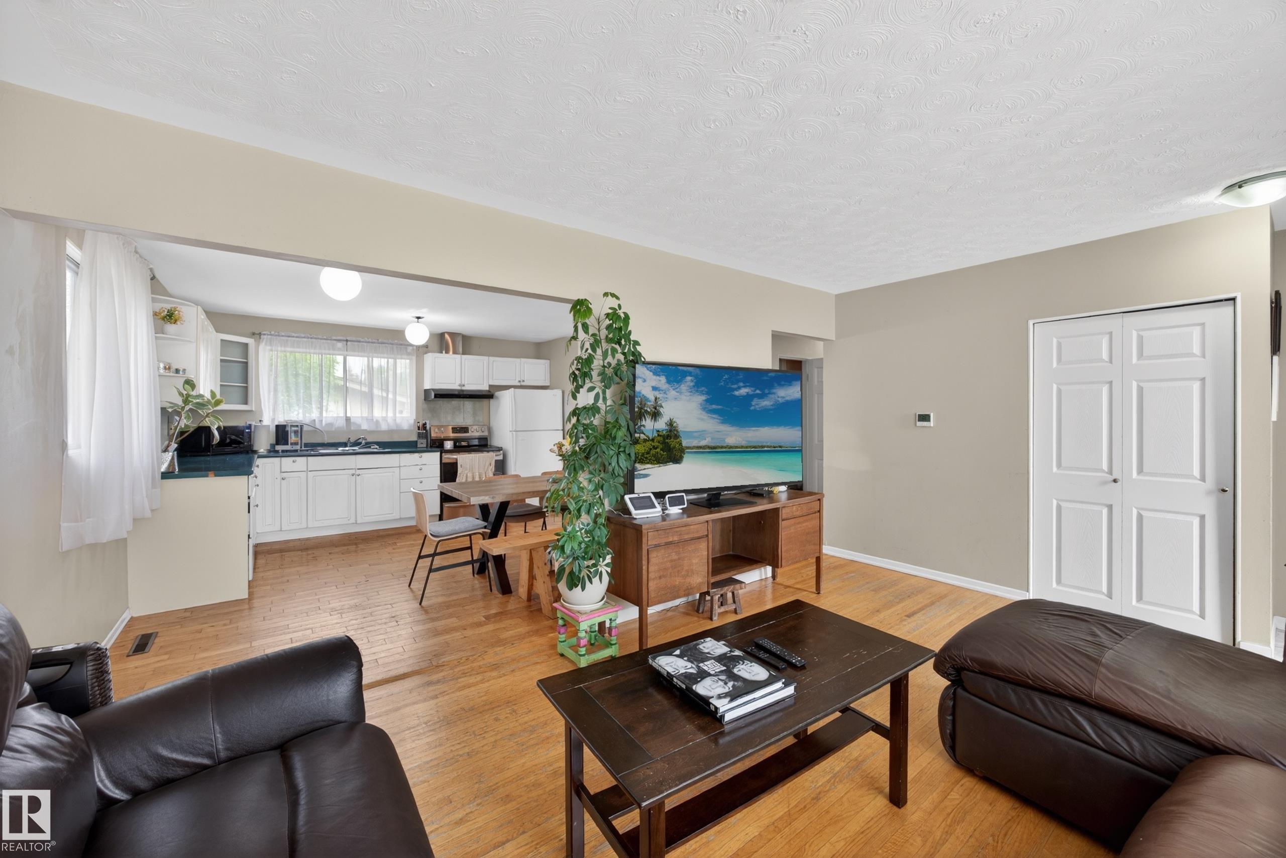 Photo 7 at 5216 104a Street NW, Pleasantview, Edmonton