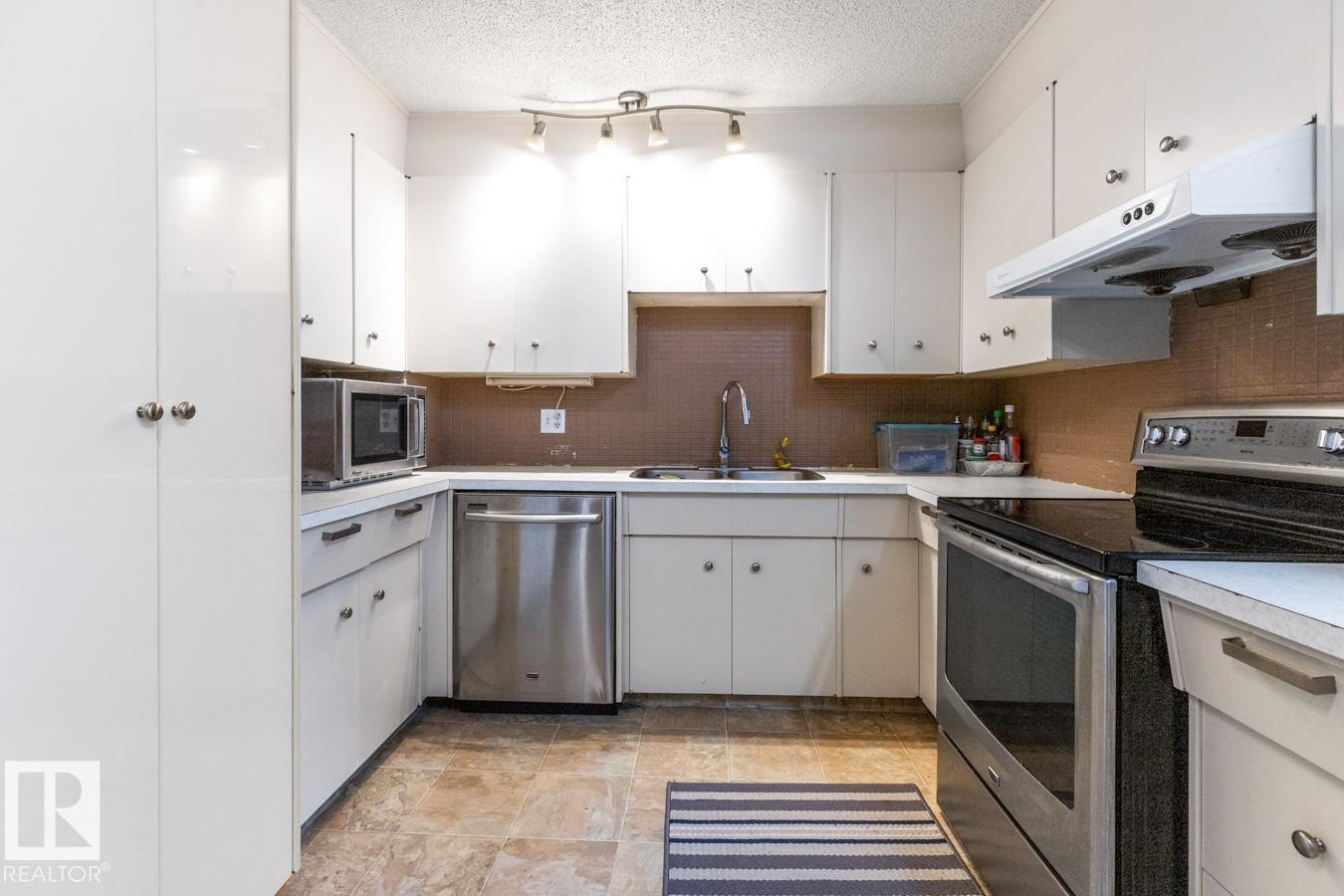 Photo 11 at 6303 89 Avenue NW, Kenilworth, Edmonton