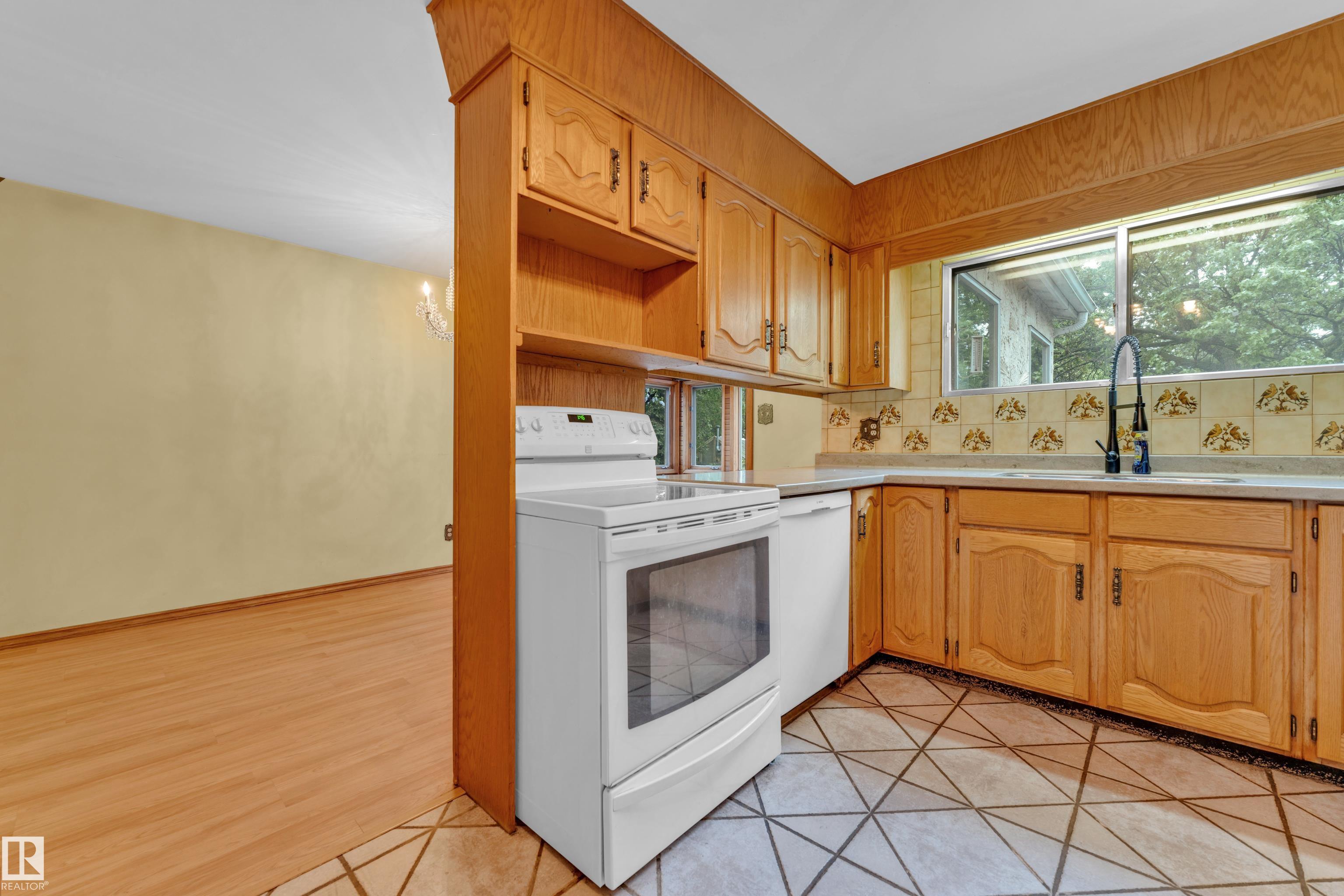 Photo 11 at 10819 54 Avenue NW, Pleasantview, Edmonton