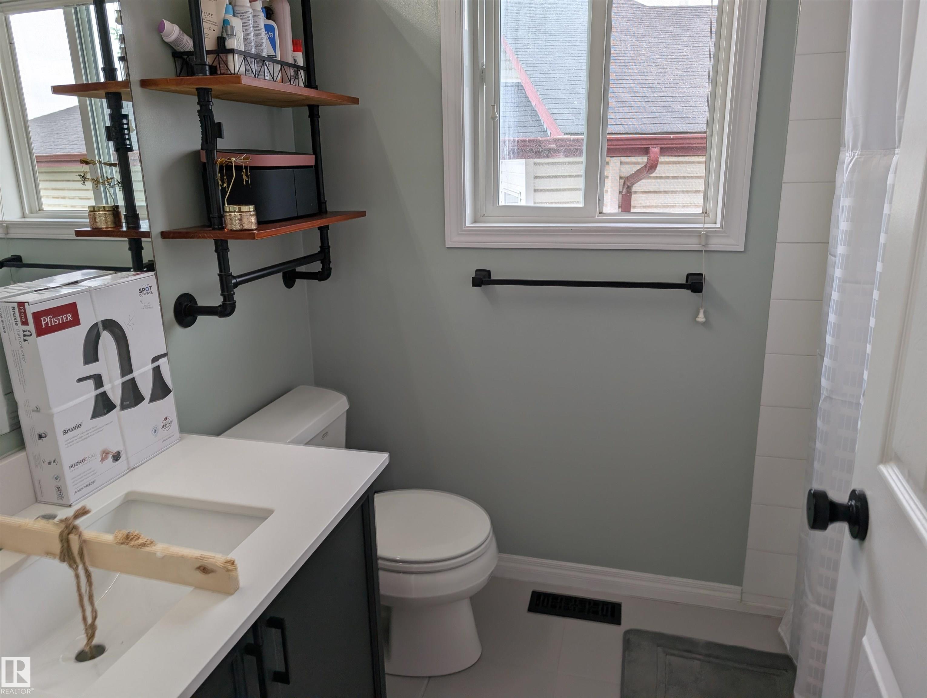 Photo 18 at 1113 Hermitage Road NW, Overlanders, Edmonton