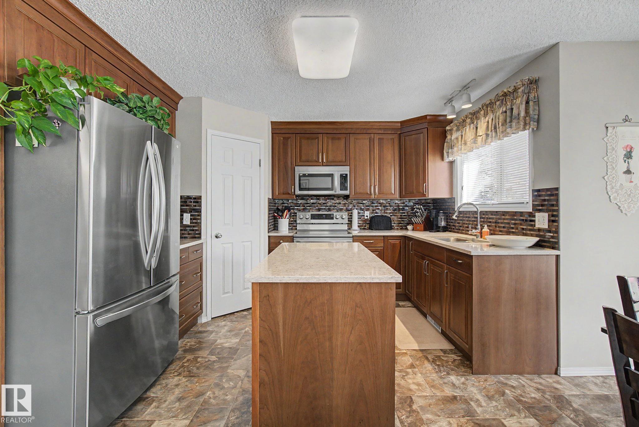 Photo 18 at 4113 36a Avenue NW, Kiniski Gardens, Edmonton