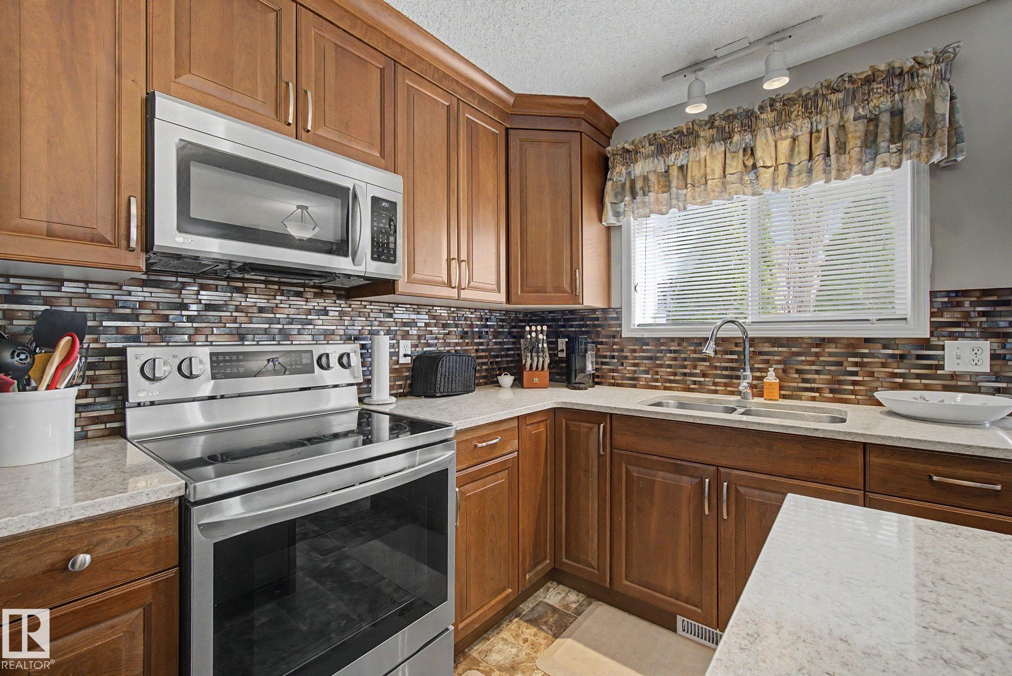 Photo 20 at 4113 36a Avenue NW, Kiniski Gardens, Edmonton