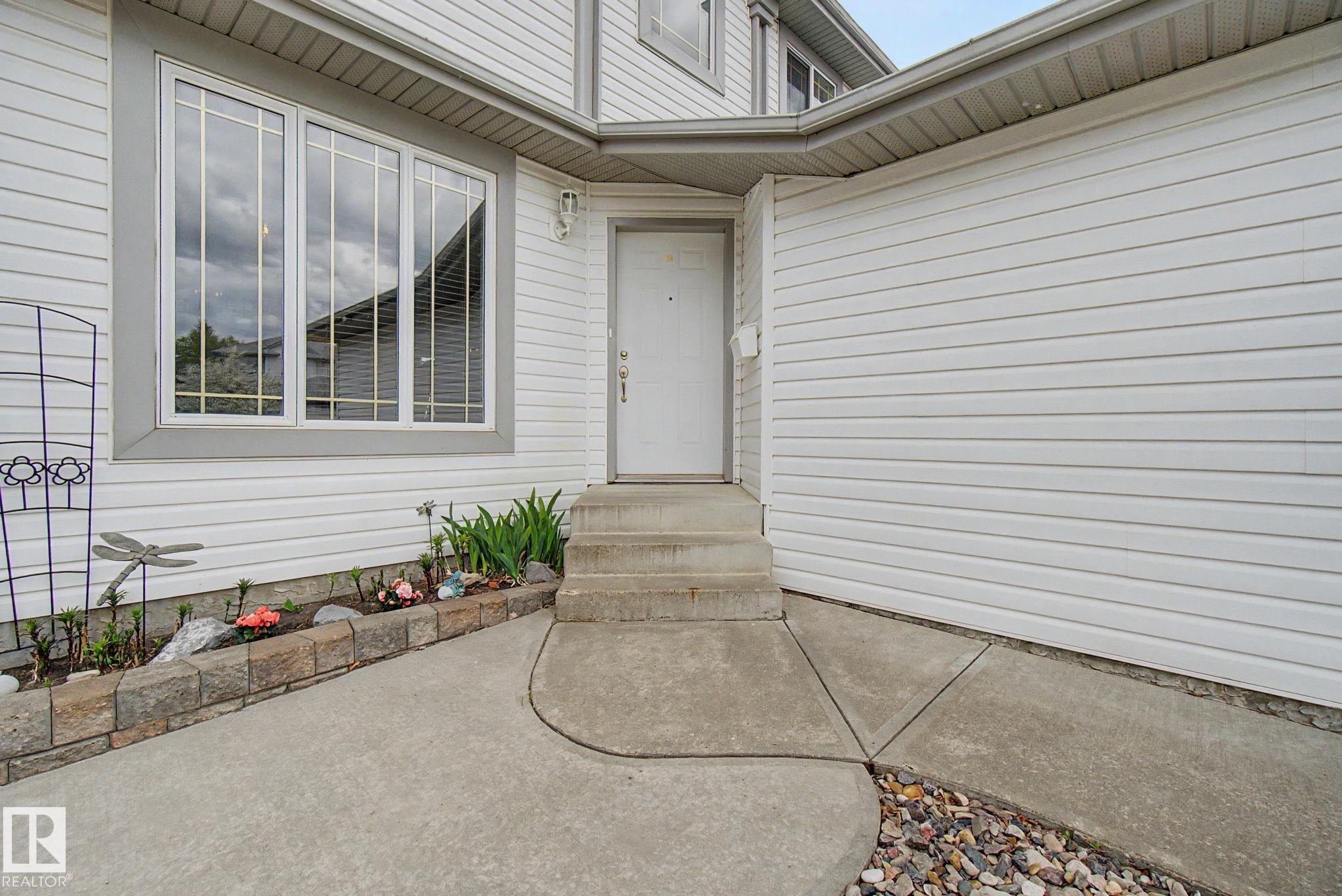 Photo 3 at 4113 36a Avenue NW, Kiniski Gardens, Edmonton