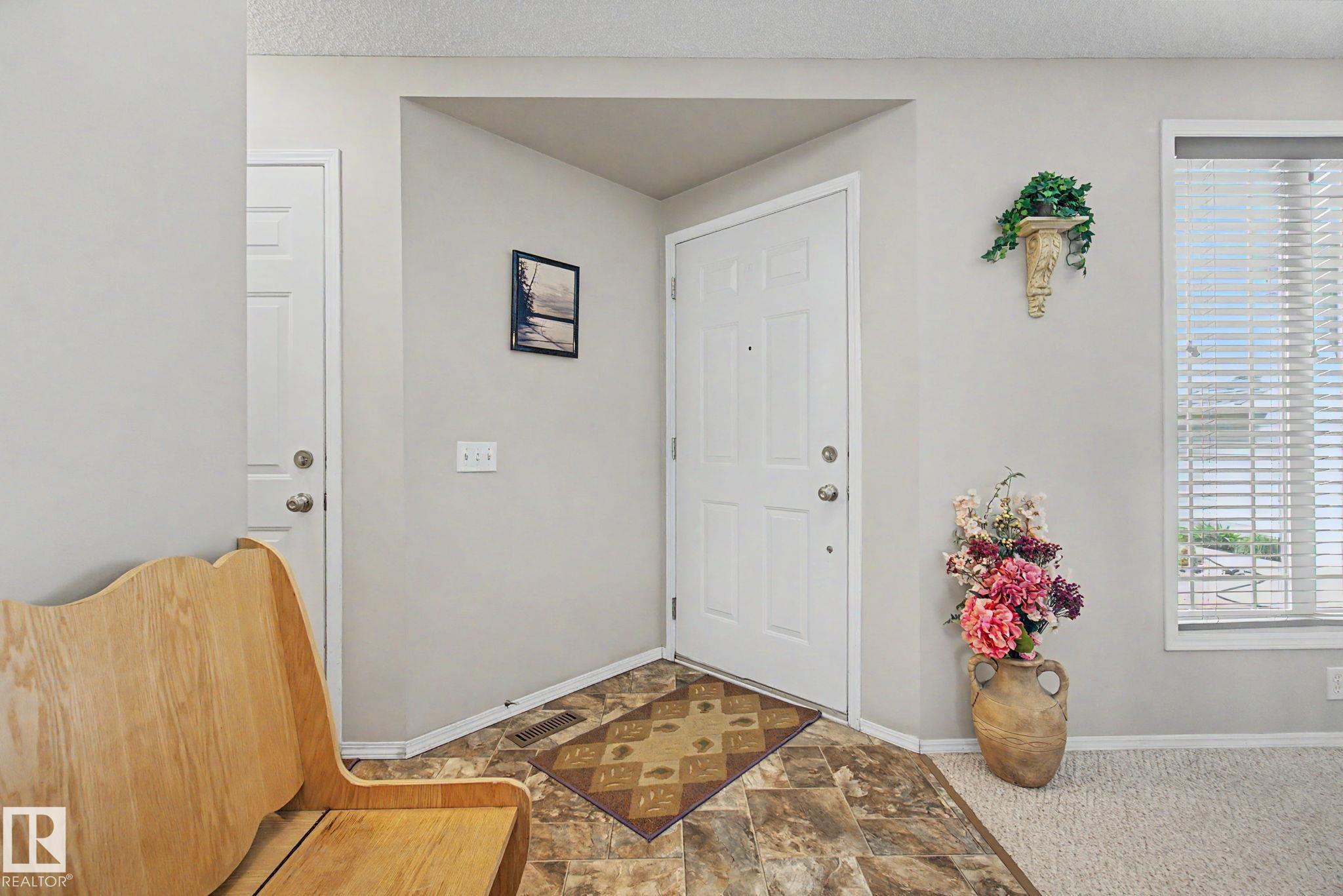 Photo 5 at 4113 36a Avenue NW, Kiniski Gardens, Edmonton