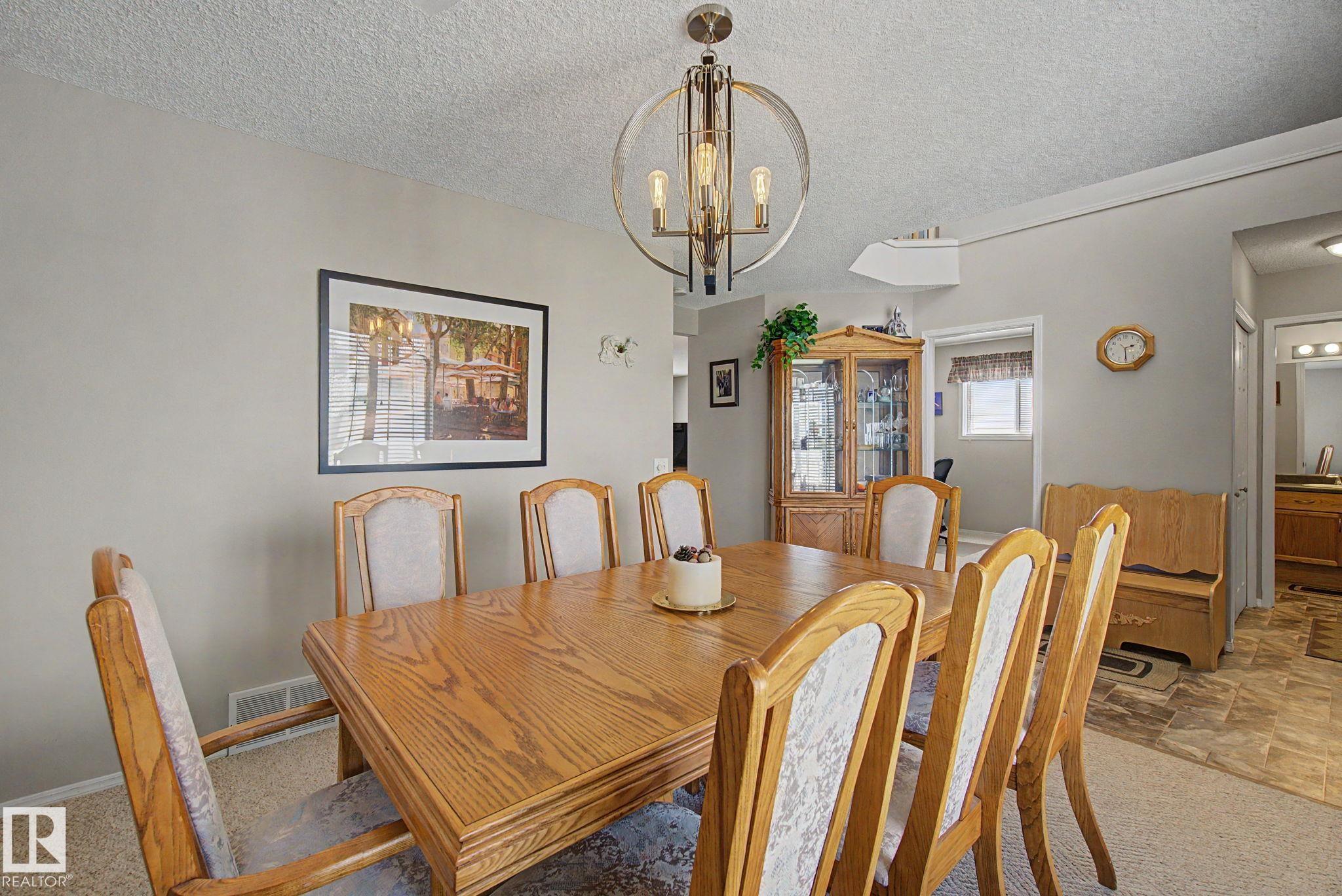 Photo 9 at 4113 36a Avenue NW, Kiniski Gardens, Edmonton