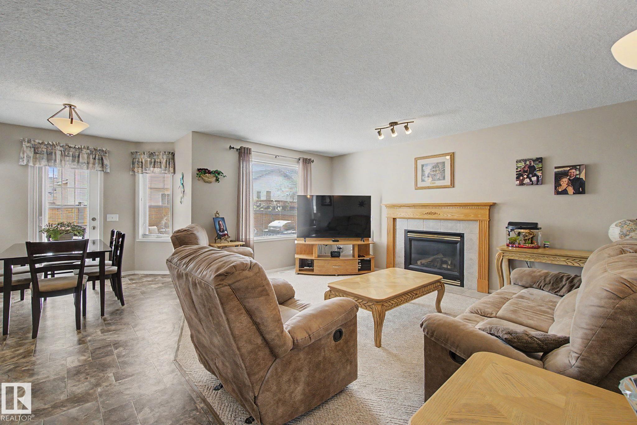 Photo 10 at 4113 36a Avenue NW, Kiniski Gardens, Edmonton