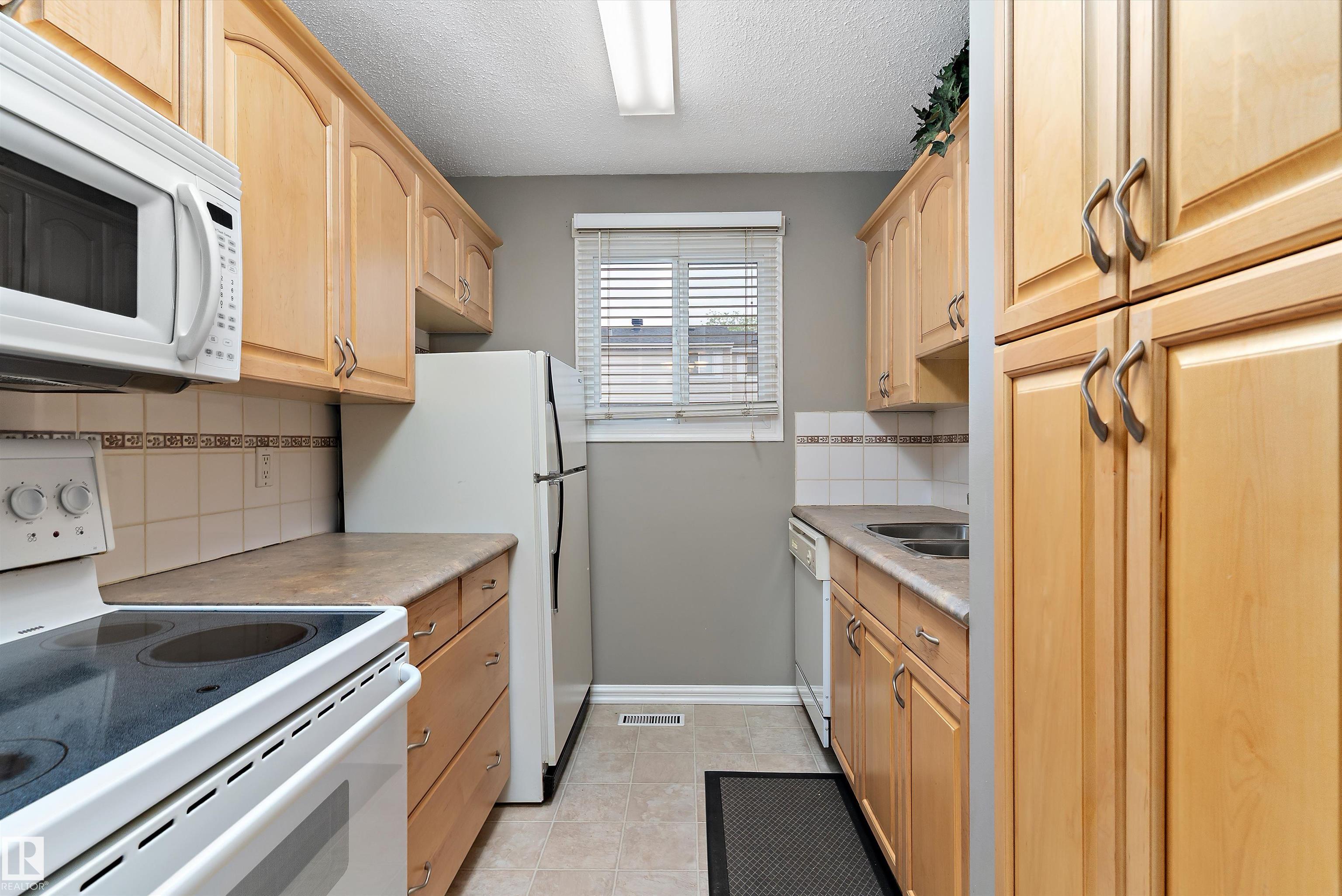 Photo 13 at 11340 139 Avenue NW, Carlisle, Edmonton