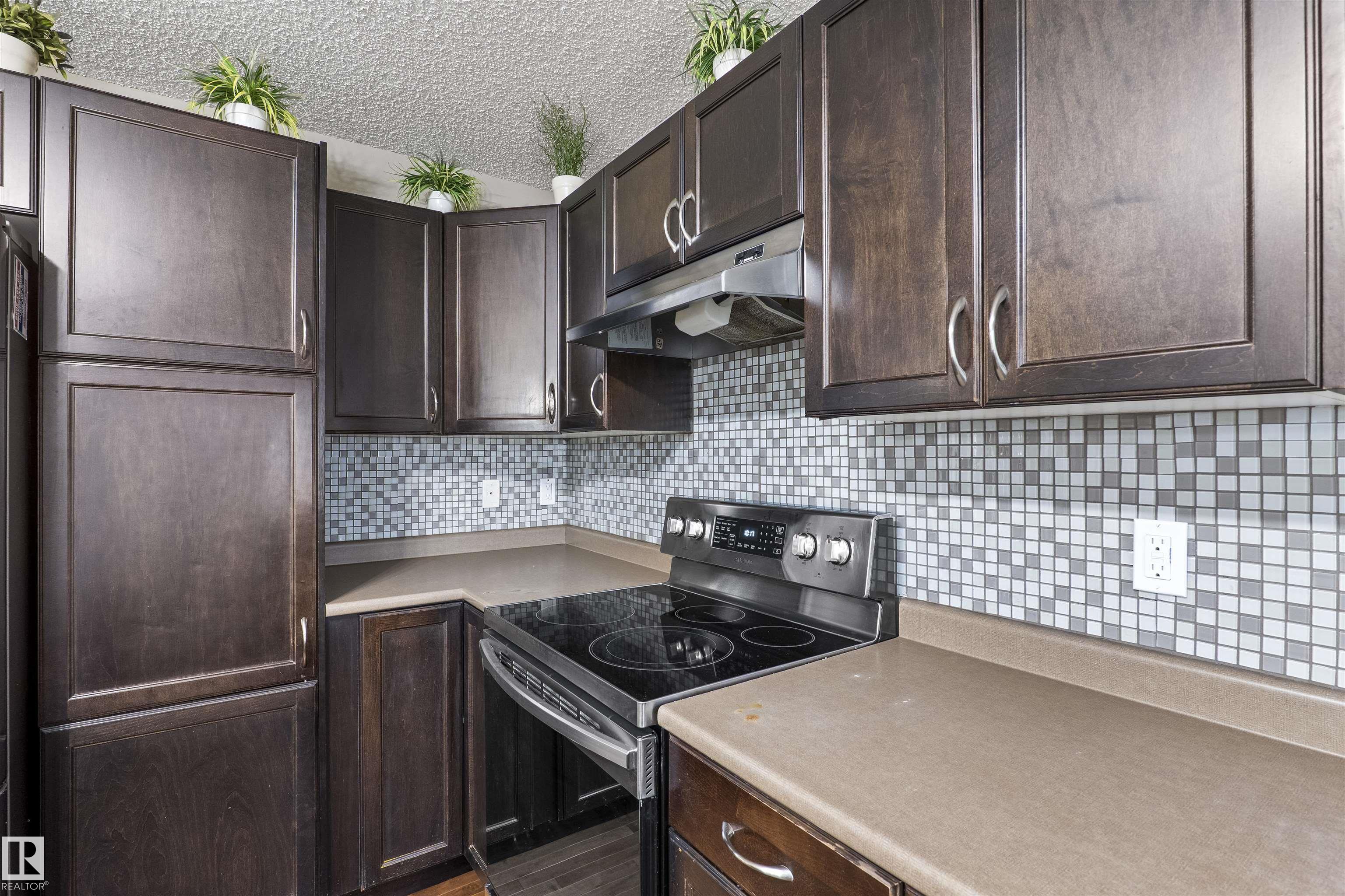 Photo 10 at 809 37a Avenue NW, Maple Crest, Edmonton
